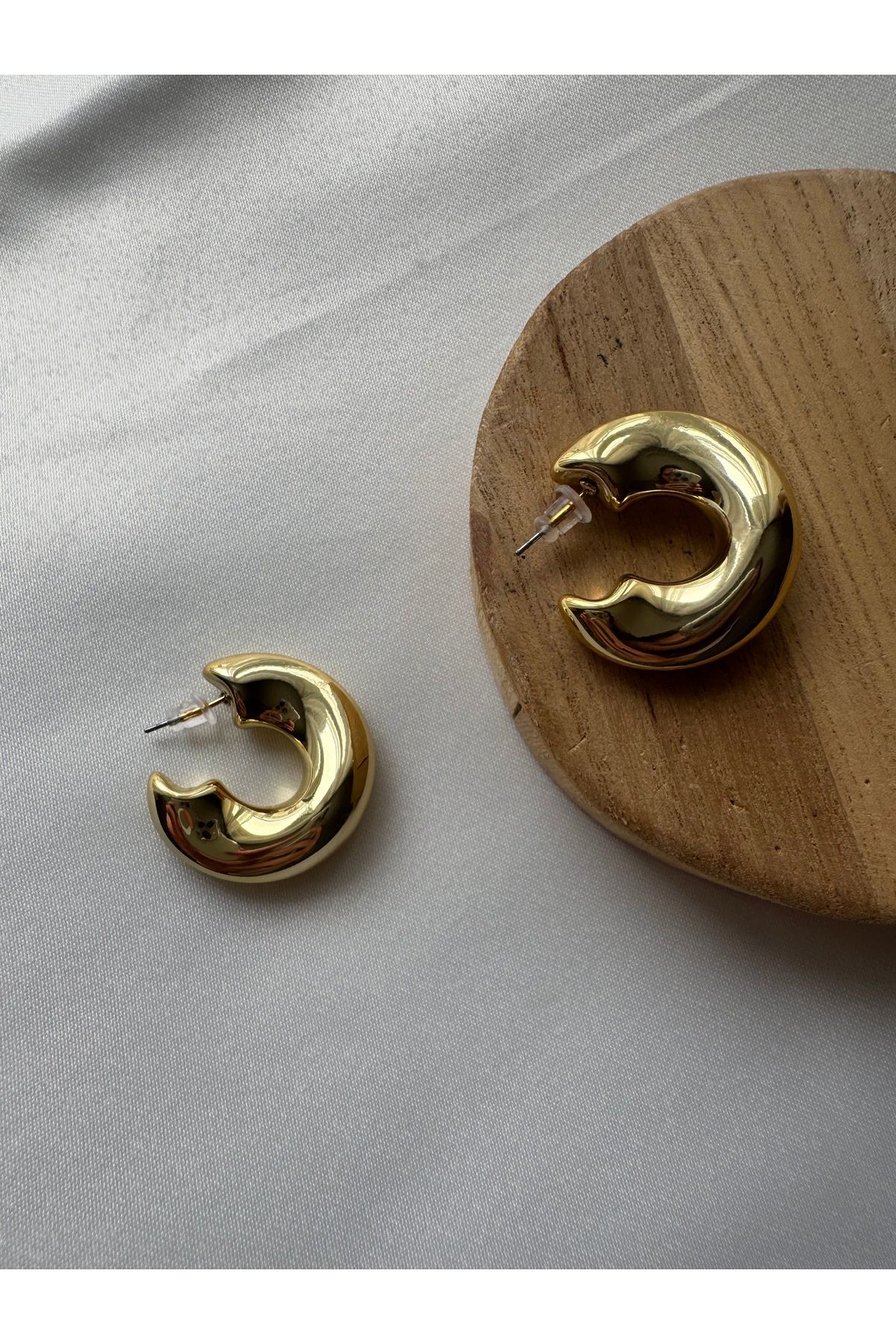 Petra Jeweils-Wavy Gold Hoop Earrings 3