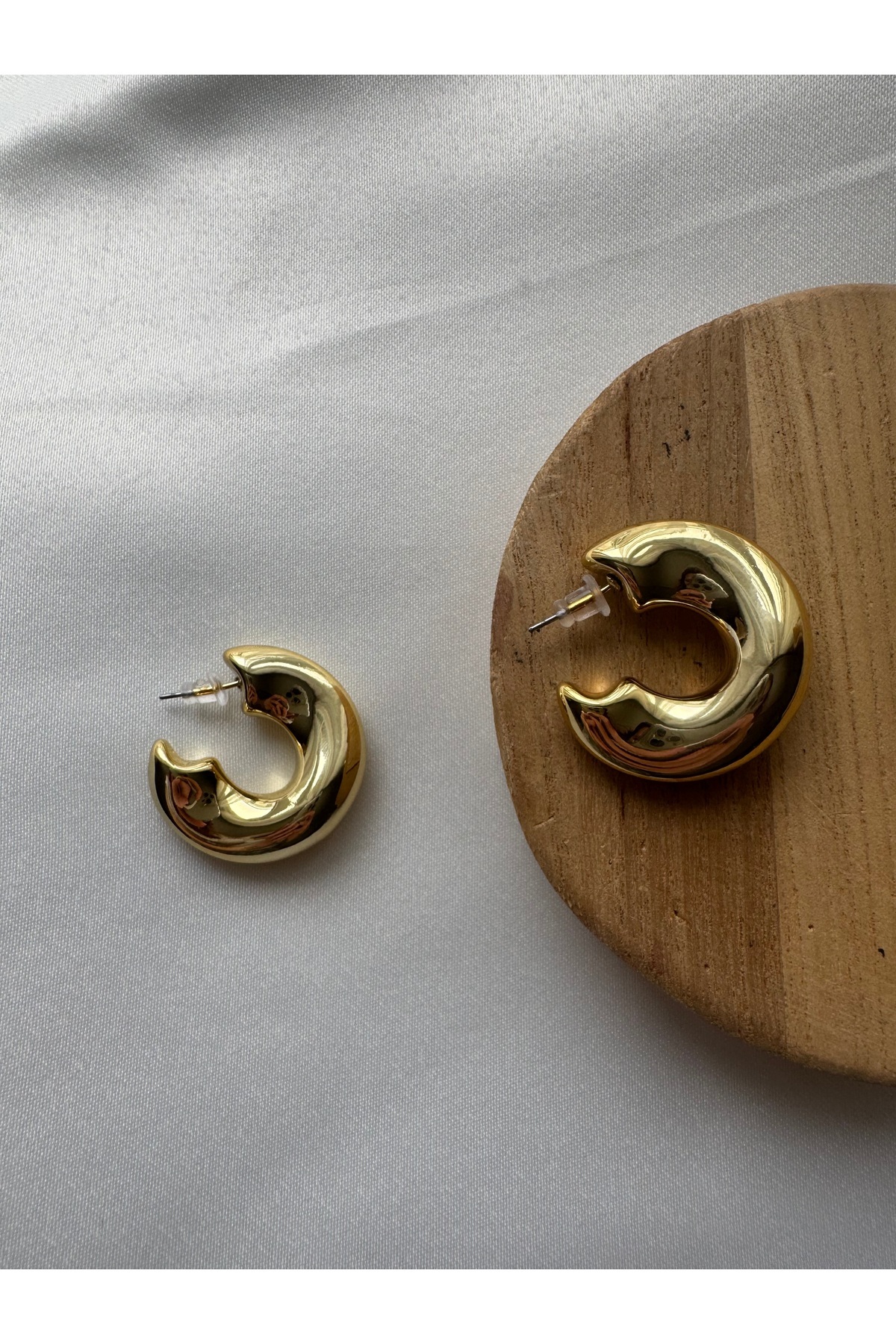 Petra Jeweils-Wavy Gold Hoop Earrings 1