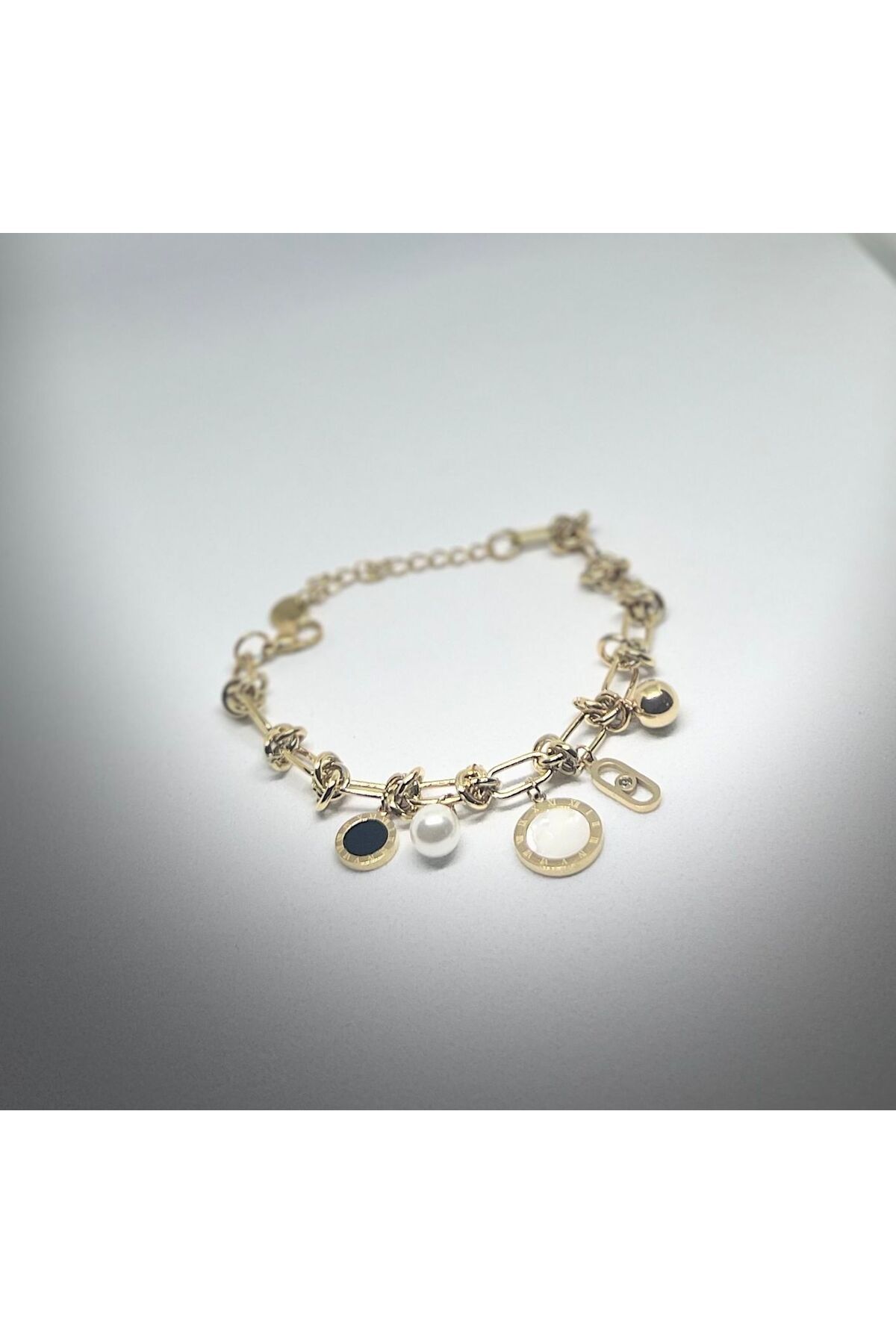 Venom Boutique Bijouterie Accessory Altın Renkli Zincir Detaylı Charm Çelik Bileklik – İnci & Siyah Taşlı Tasarım 17-5CM