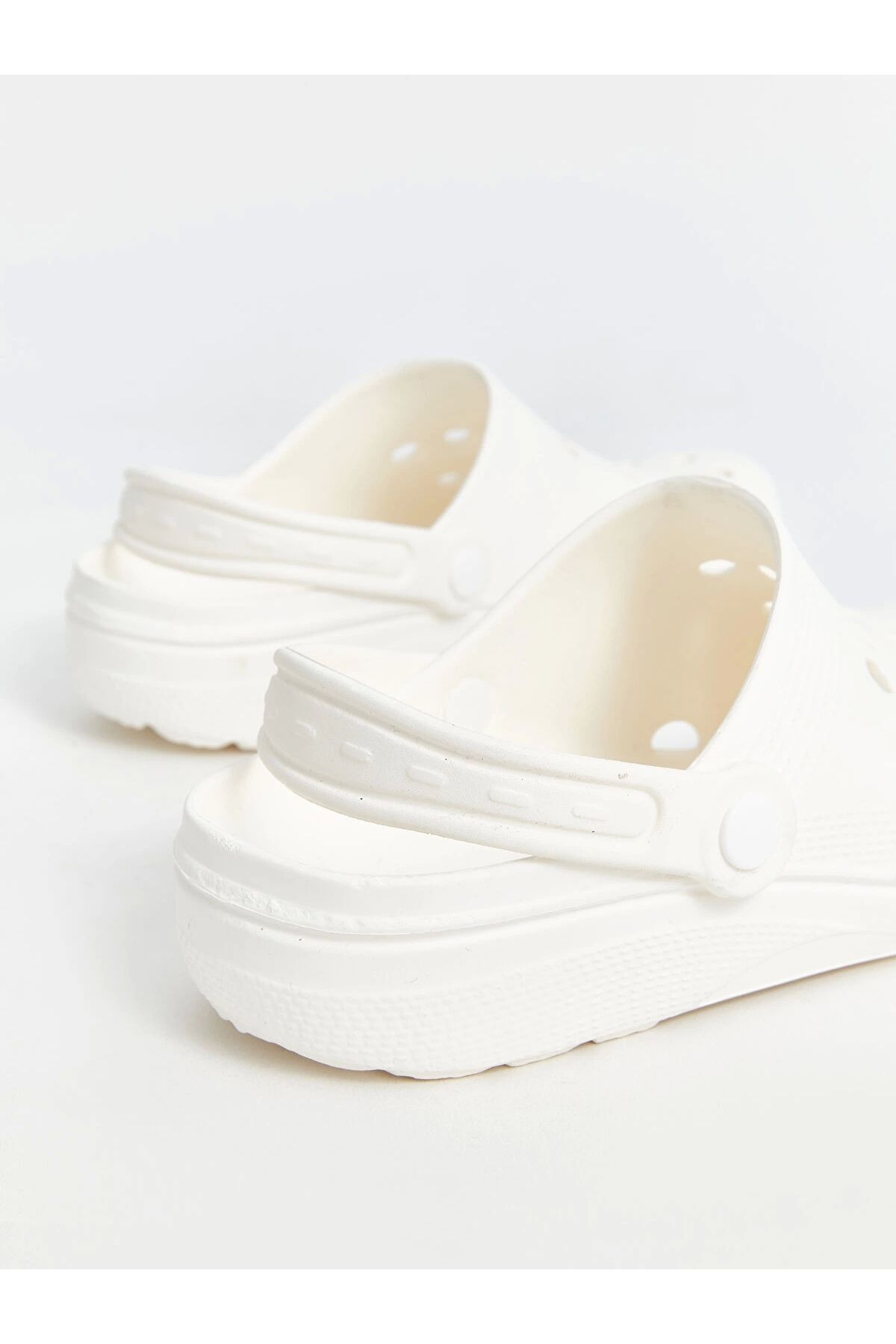LC-Lcw Steps White Closed Front Men's Beach Sandals 4