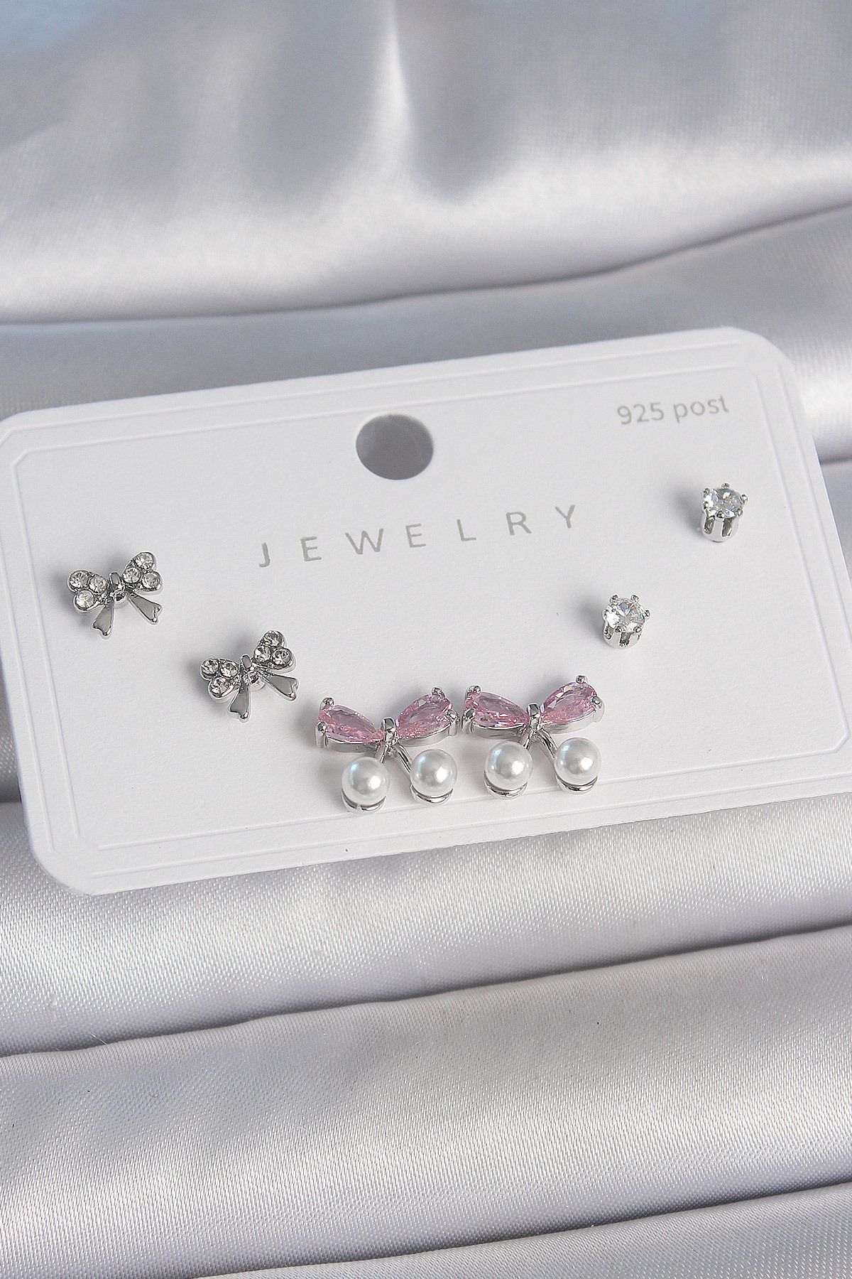 LovelymCo Pirinç Gümüş Renk Pembe Zirkon Taşlı Kurdele Model İnci Detay 925 Ayar Gümüş Çivi Kadın Küpe Seti -