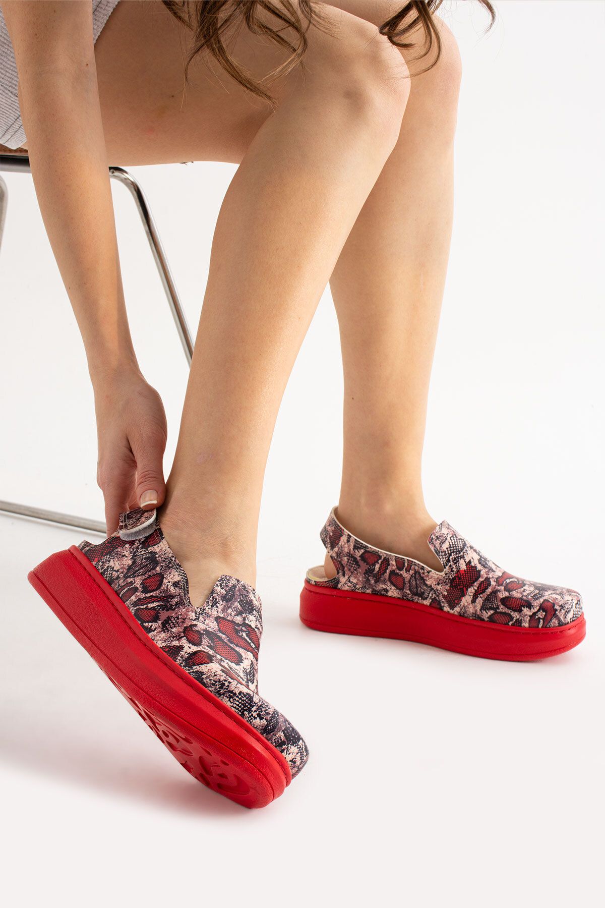 DOGİYE 1040 Yılan Derisi Baskılı Cırtlı Platform Sandalet