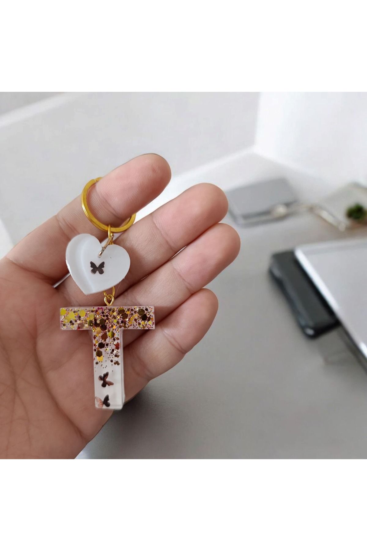 Wens Epoksi Epoksi Harf Anahtarlık Beyaz Renk Kelebek ve Pul Süslemeli Gold Halka T harfi ve Kalp Figürü