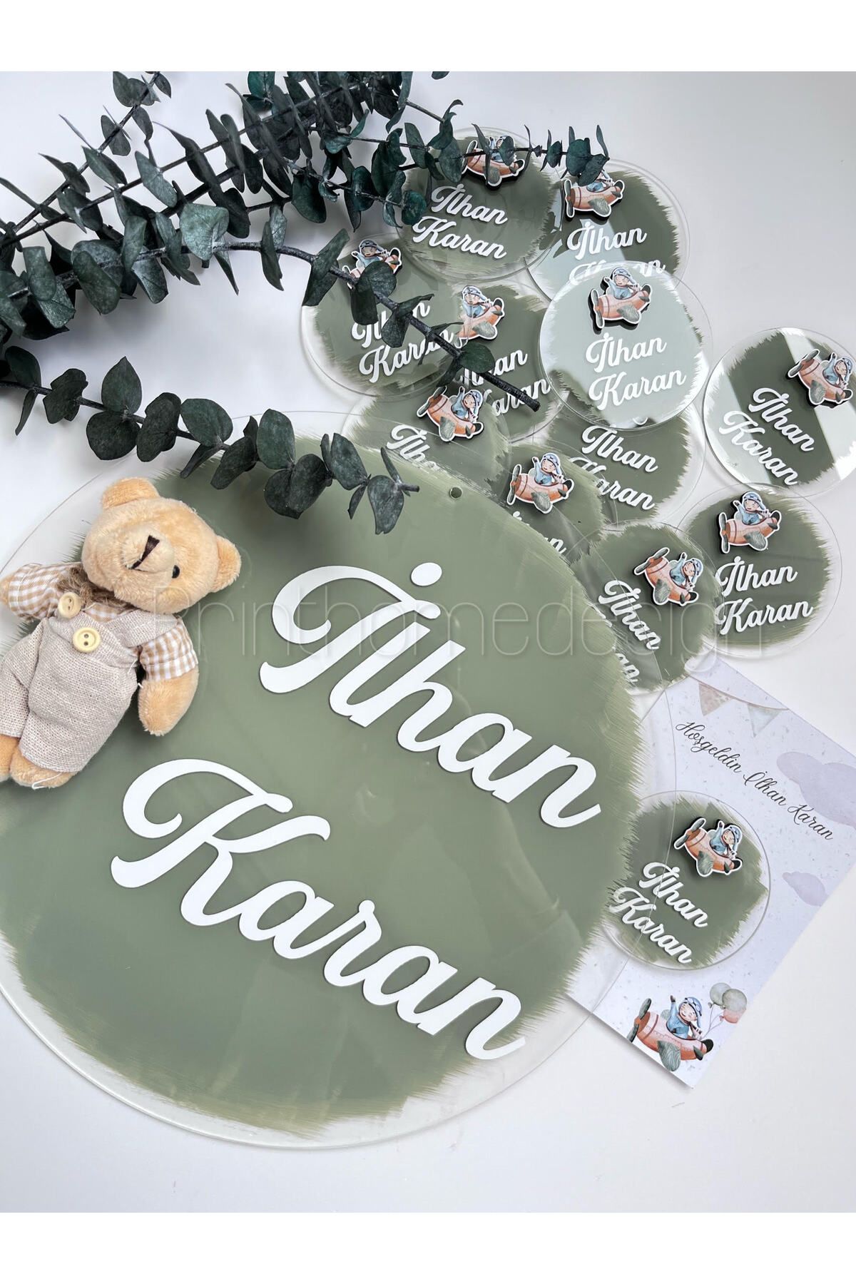 Pass Pano İsme Özel 30 cm Pleksi Bebek Kapı Süsü – Ayıcıklı, Renkli + 20 Adet Hediyelik Magnet