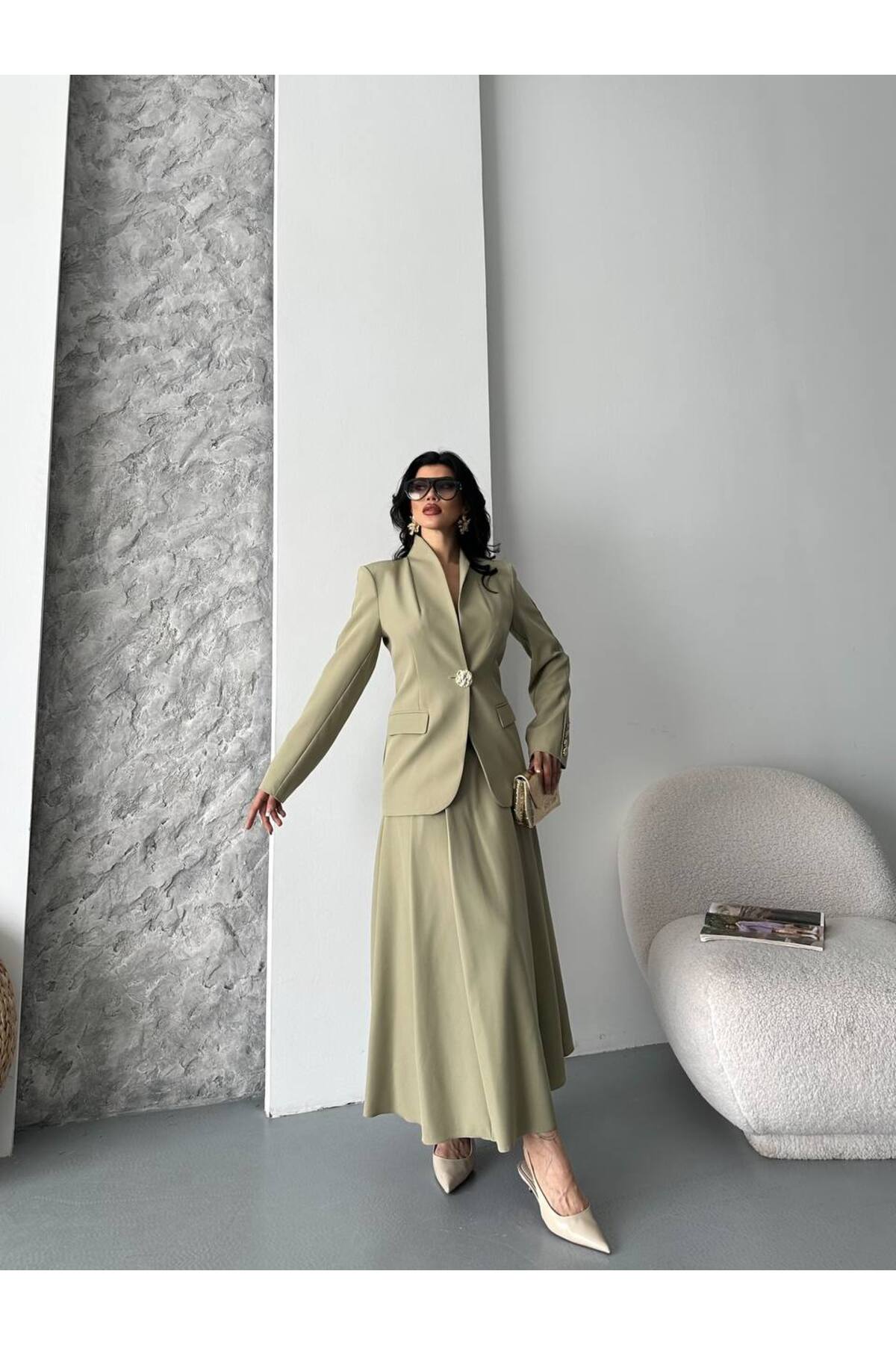 Ensemble jupe à boutons dorés : look chic et élégant - Görsel 5