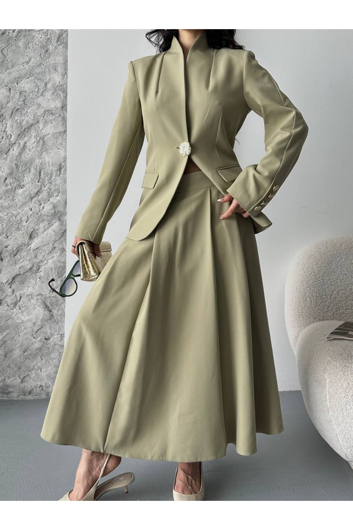 Ensemble jupe à boutons dorés : look chic et élégant - Görsel 6