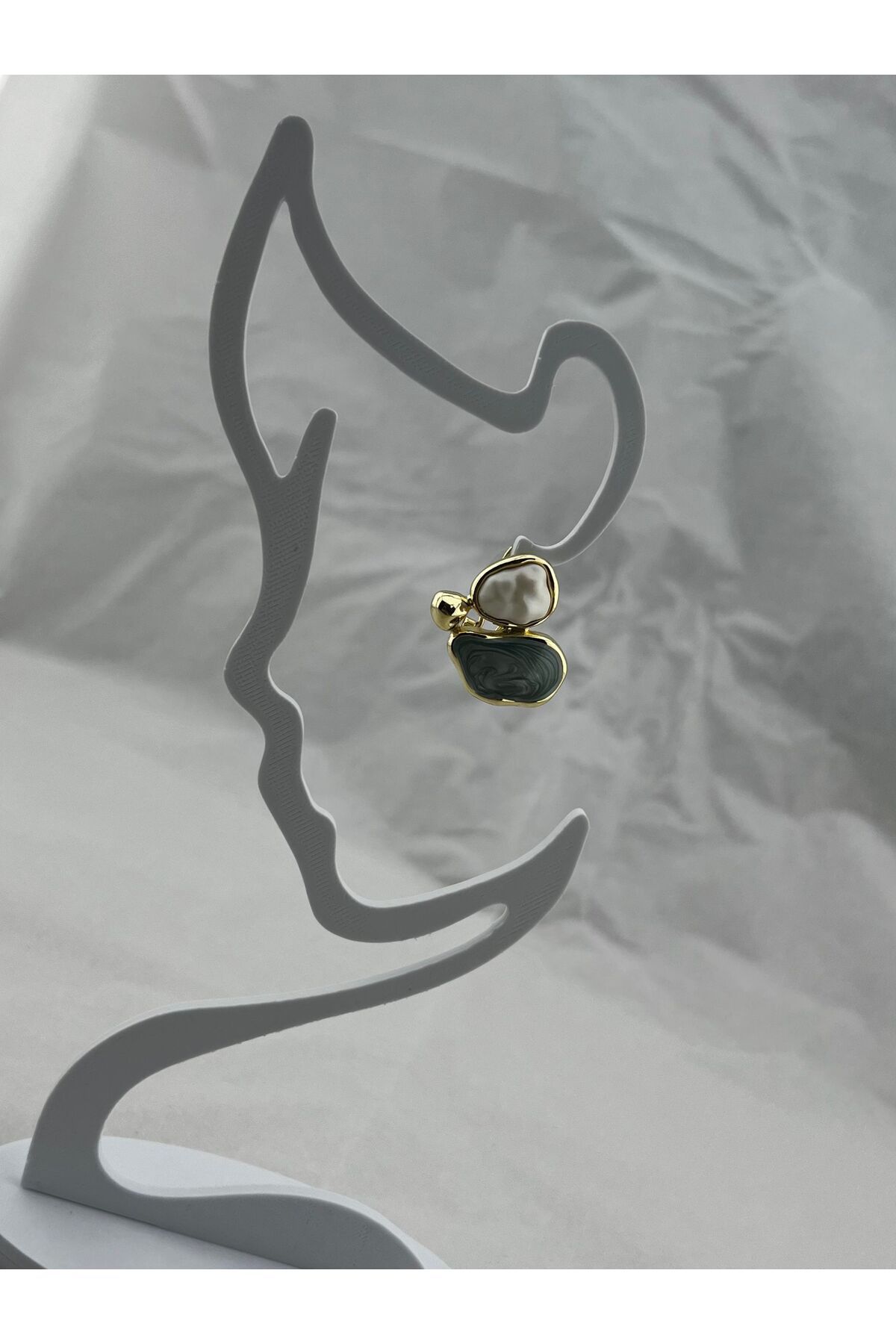 Venom Boutique Bijouterie Accessory Göz Alıcı Asimetrik ve Mavi Geçişli Gold Küpe