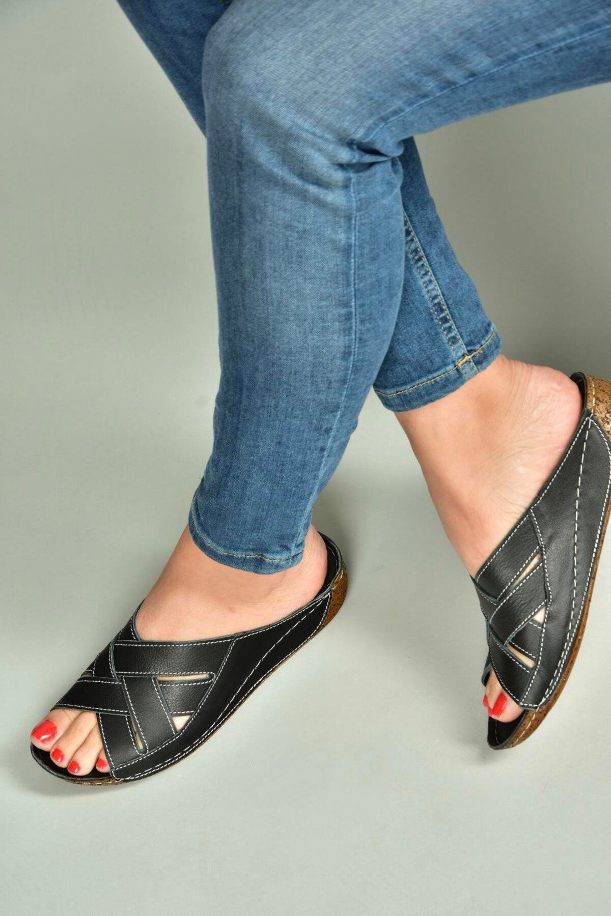 Fox Shoes U555123403 Siyah Hakiki Deri Kadın Terlik