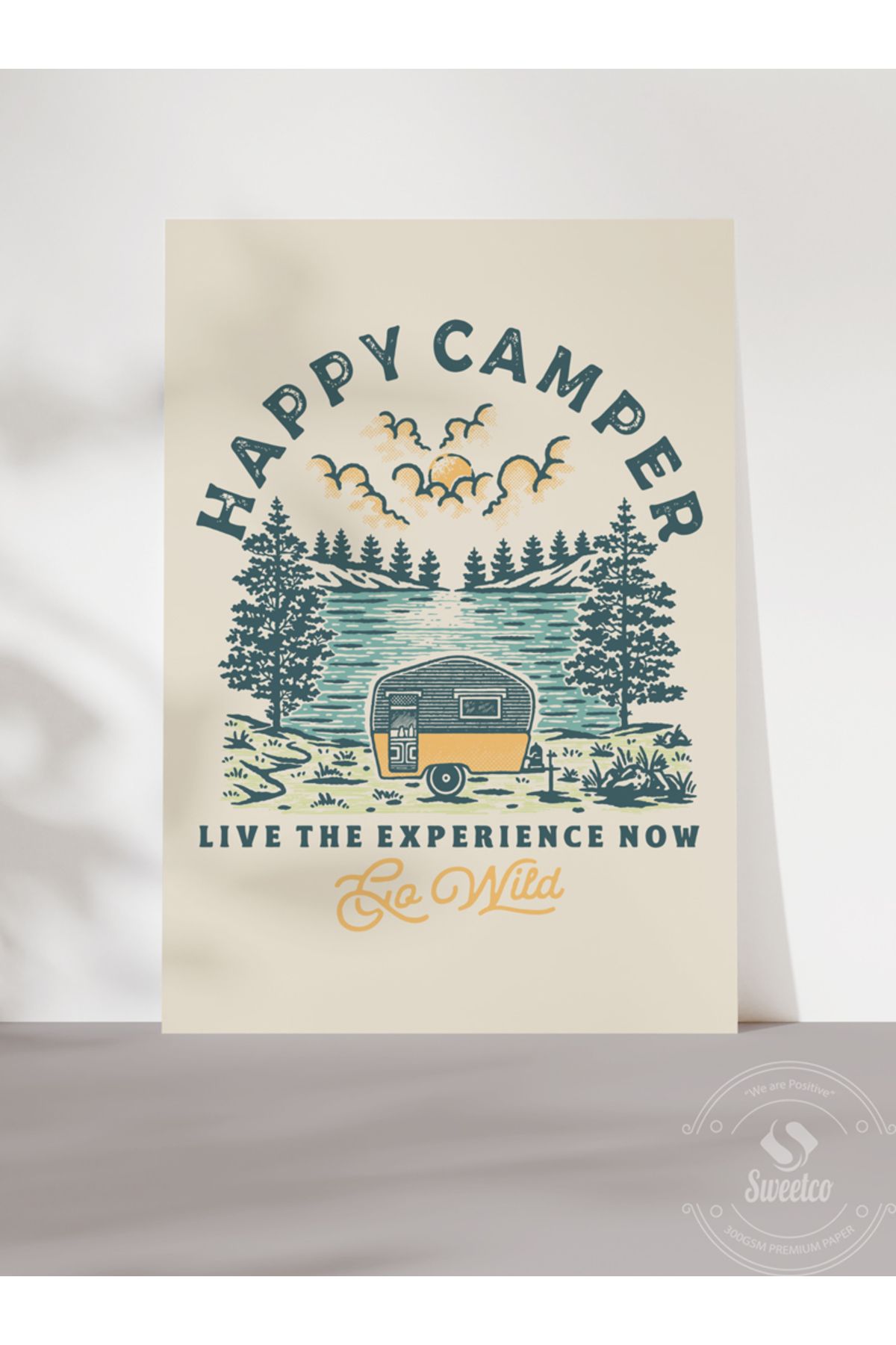 Sweetco Çerçevesiz Poster Happy Camp Go Wild | Kamp, Karavan, RV, Camp, Tatil, Seyahat Aksesuar Tablo