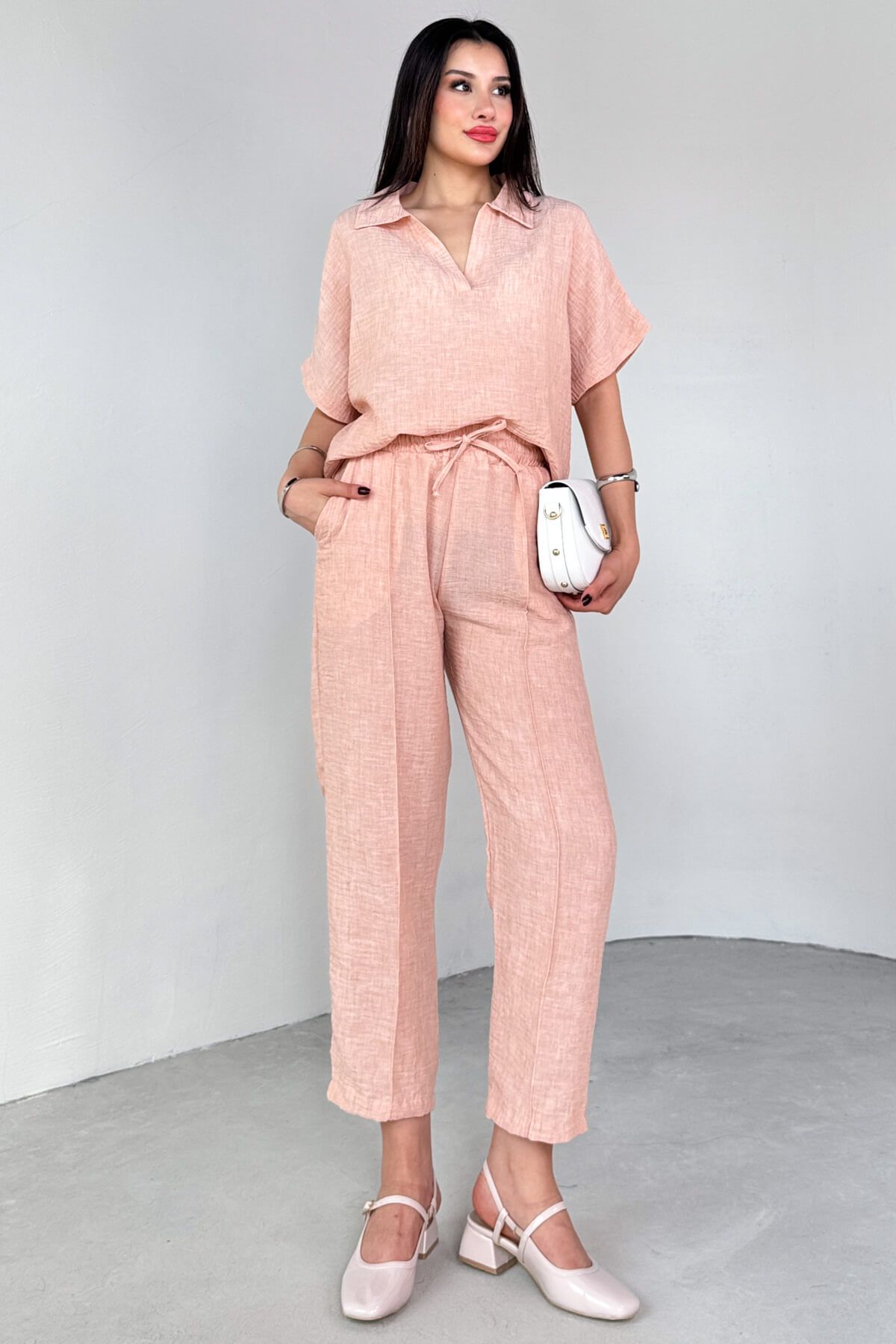 Cappmoda TKM-13309 Yavruağzı Polo Yaka Oversize Tişört & Bağlama Detaylı Havuç Pantolon İkili Takım
