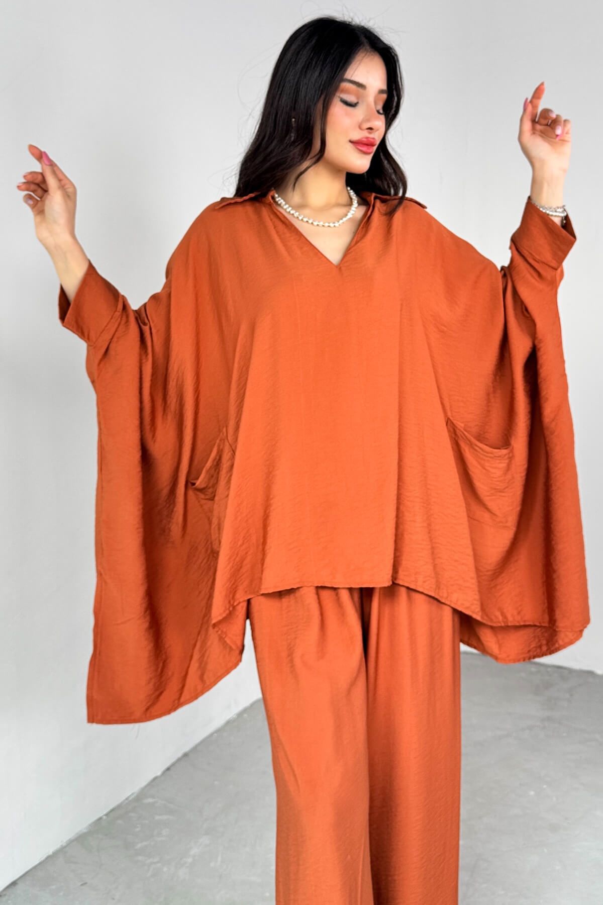 Cappmoda TKM-13286 Kiremit Gömlek Yaka Cepli Yarasa Kol Bluz Bol Paça Salaş Pantolon İkili Takım