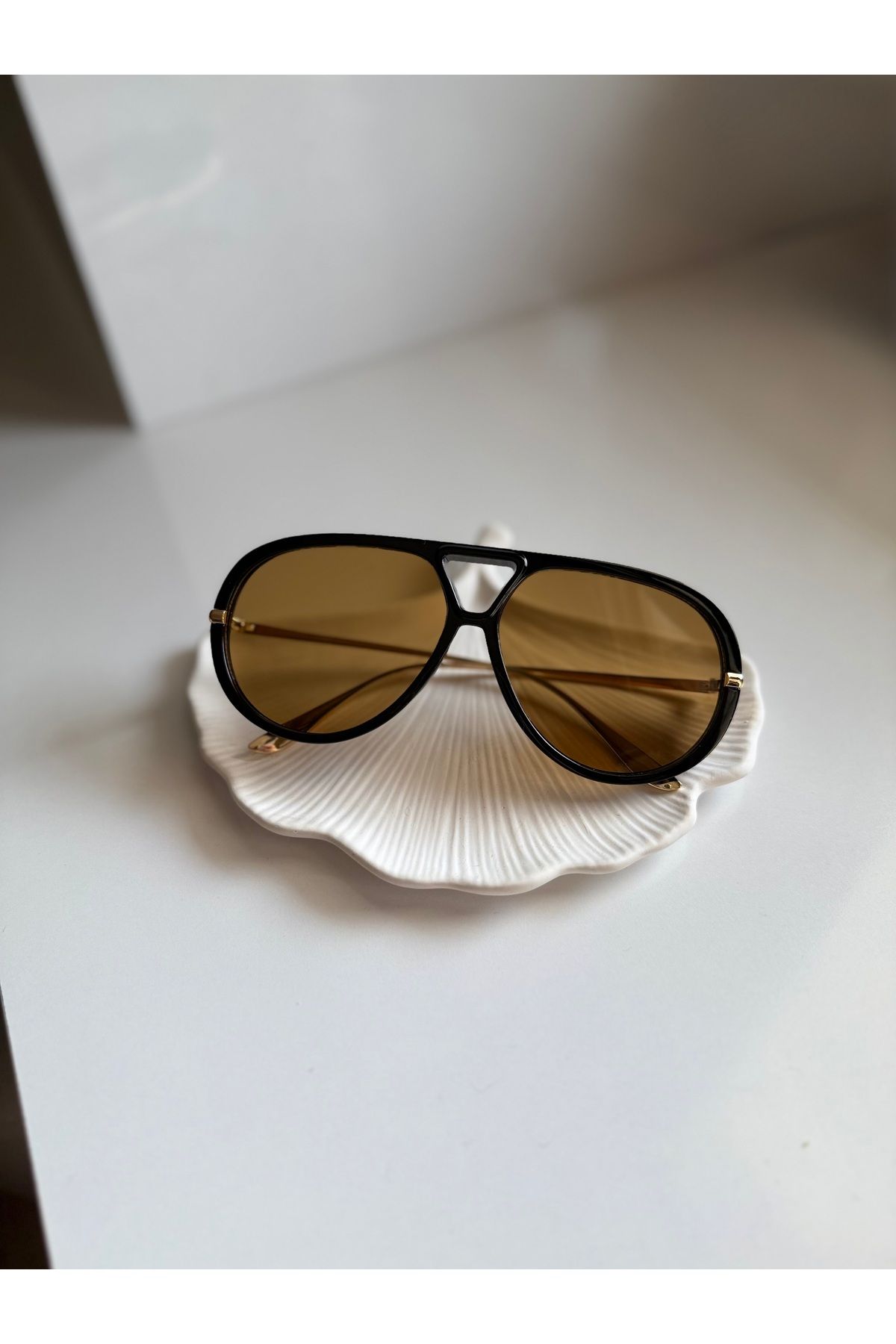 BBbutik Kahverengi Camlı Siyah Çerçeveli Gold Metal Güneş Gözlüğü