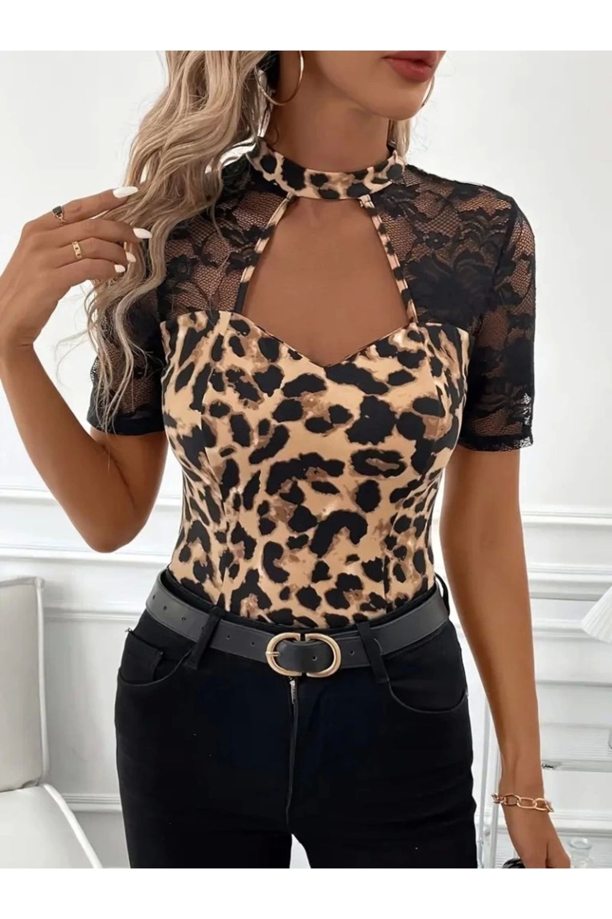Butik Kadın Kısa Kollu Yarı Balıkçı Dantel Yaka Göğüs Dekolteli Leopar Desenli Dalgıç Bluz
