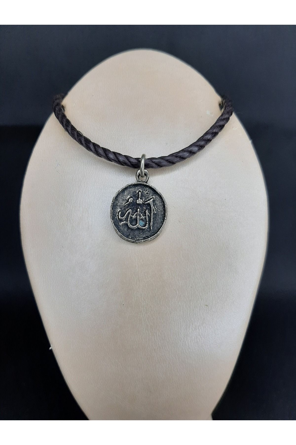 makadi Allah Yazılı unisex Bileklik – Ayarlanabilir Metal Madalyonlu Tasarım
