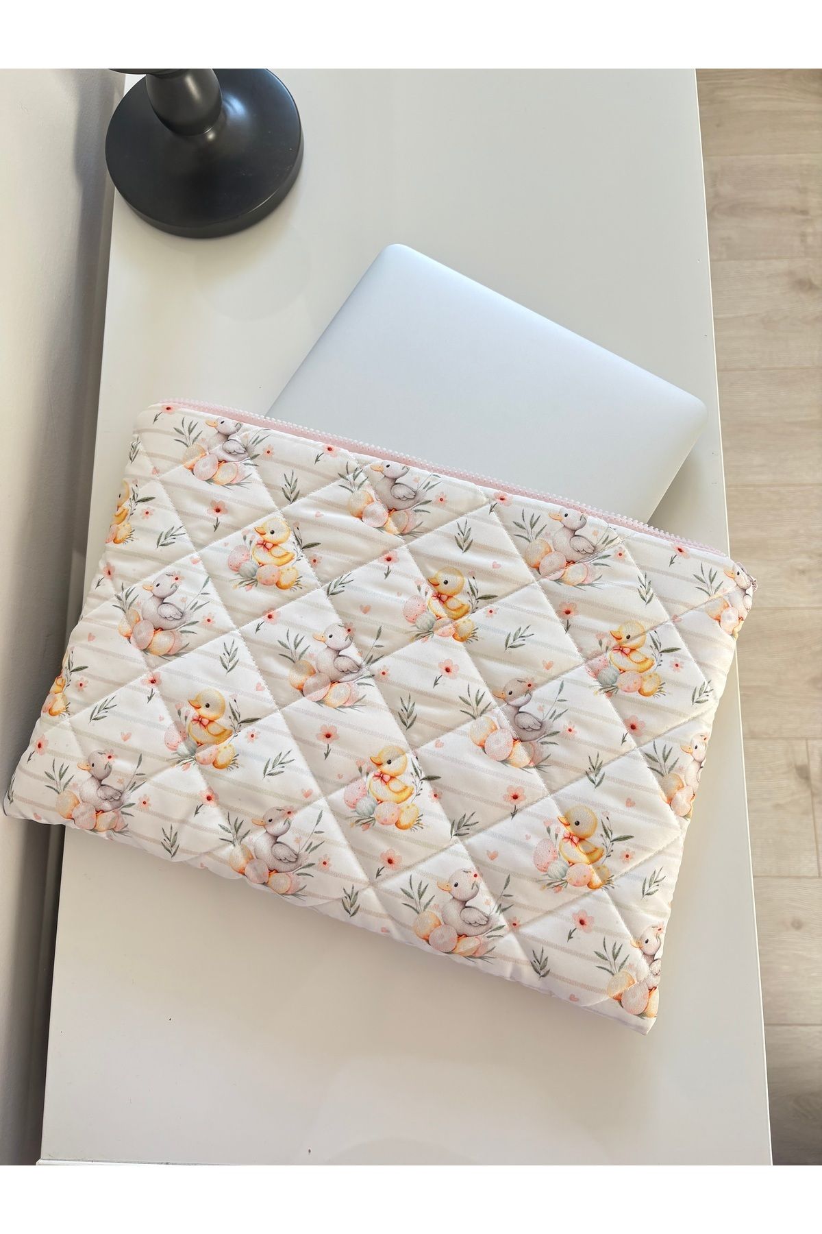 BABY KANGAROO Suya Dayanıklı 13-14-15'' Inç Laptop kılıfı / ÖRDEK Desenli Kapitoneli Ekru Bilgisayar çantası