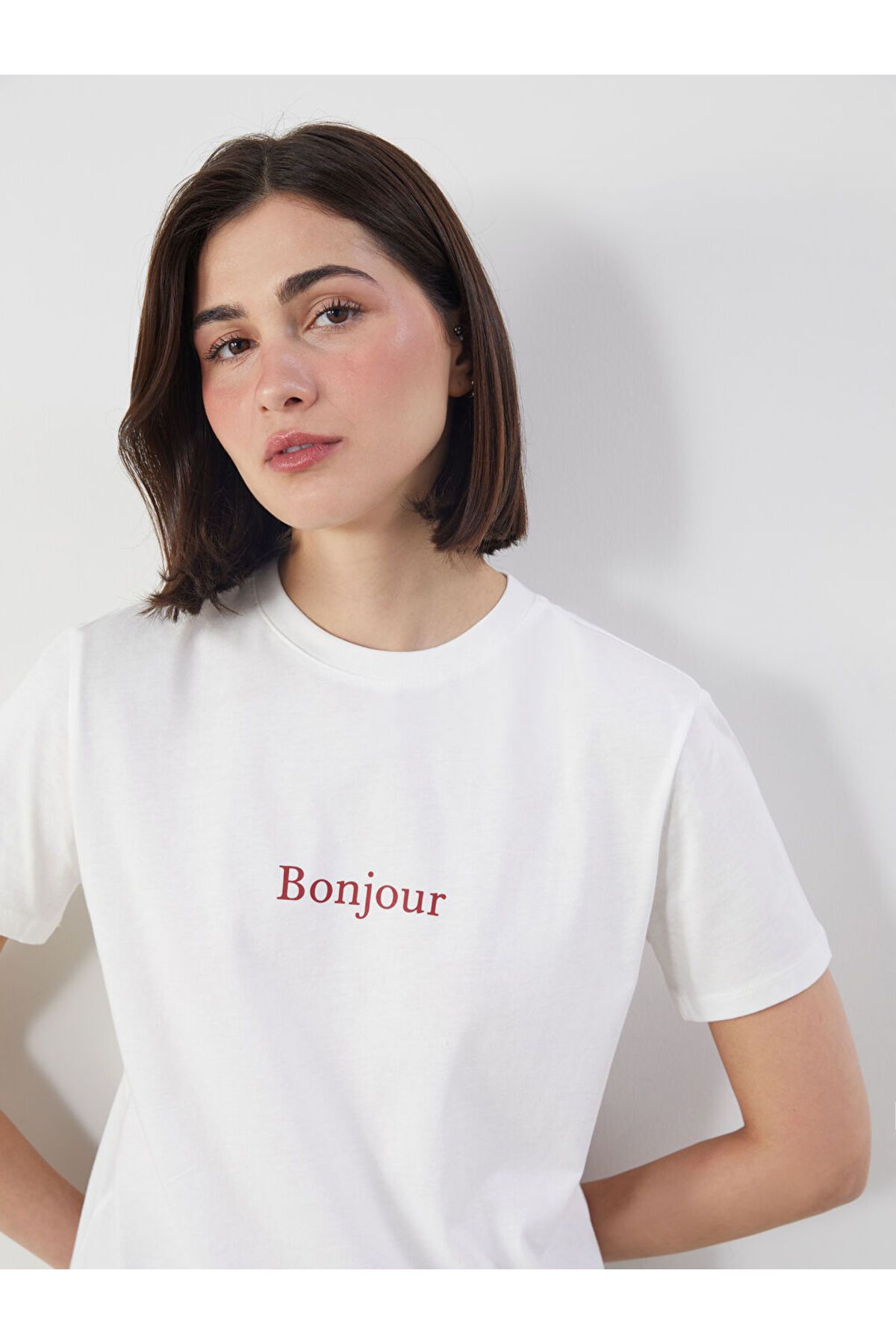 LC Waikiki LCW Modest Beyaz Bisiklet Yaka Bonjour Baskılı Kadın Tişört S5LY33Z8NVY25