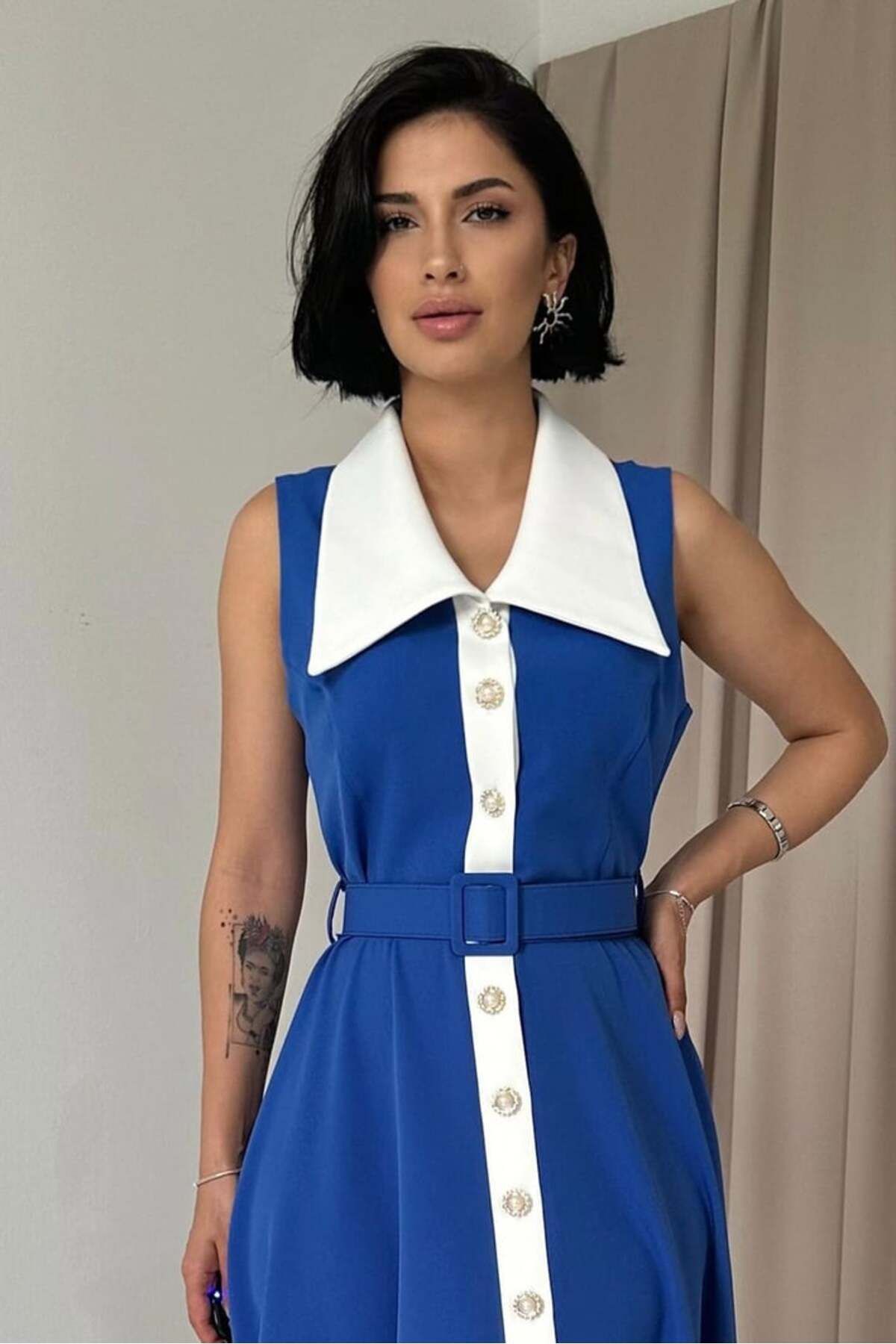 Castivo Fashion İnci Düğmeli Geniş Yaka Kemerli Yazlık Elbise