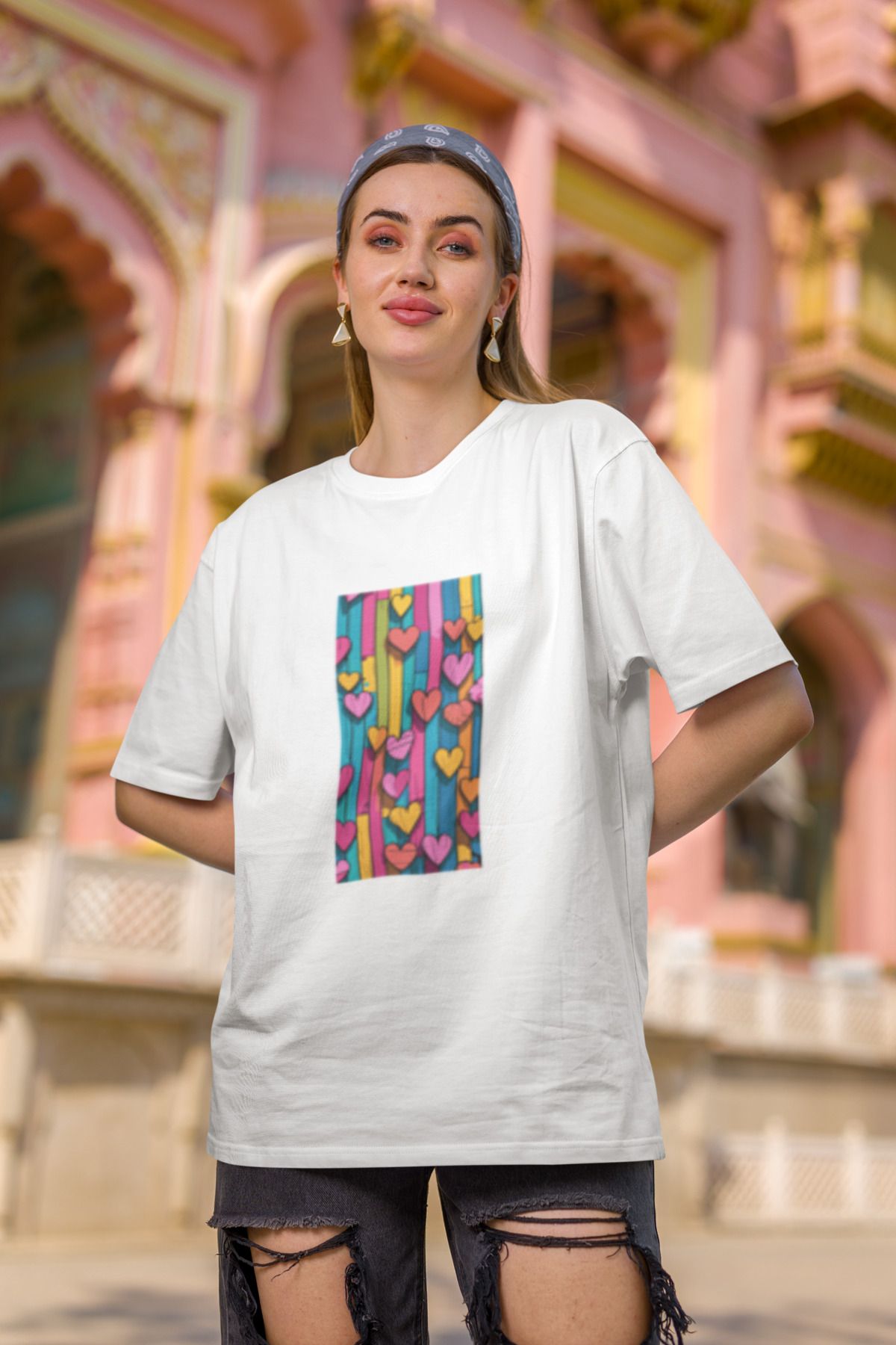 MG RENKLİ KALPLER BASKILI KADIN BİSİKLET YAKA PAMUKLU OVERSIZE KALIP KISA KOLLU T-SHIRT
