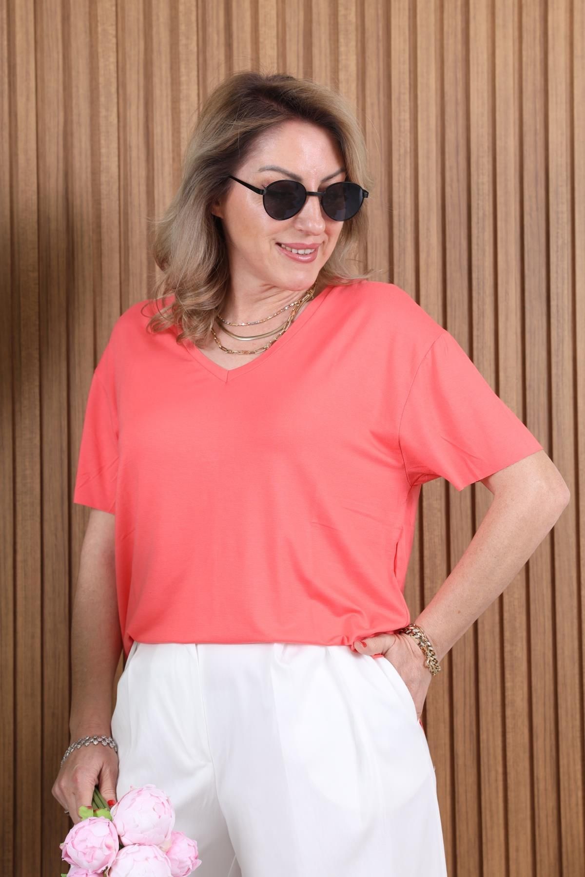 MİSLİNA BUTİK V Yaka Düz Kesim Nar Çiçeği T-shirt
