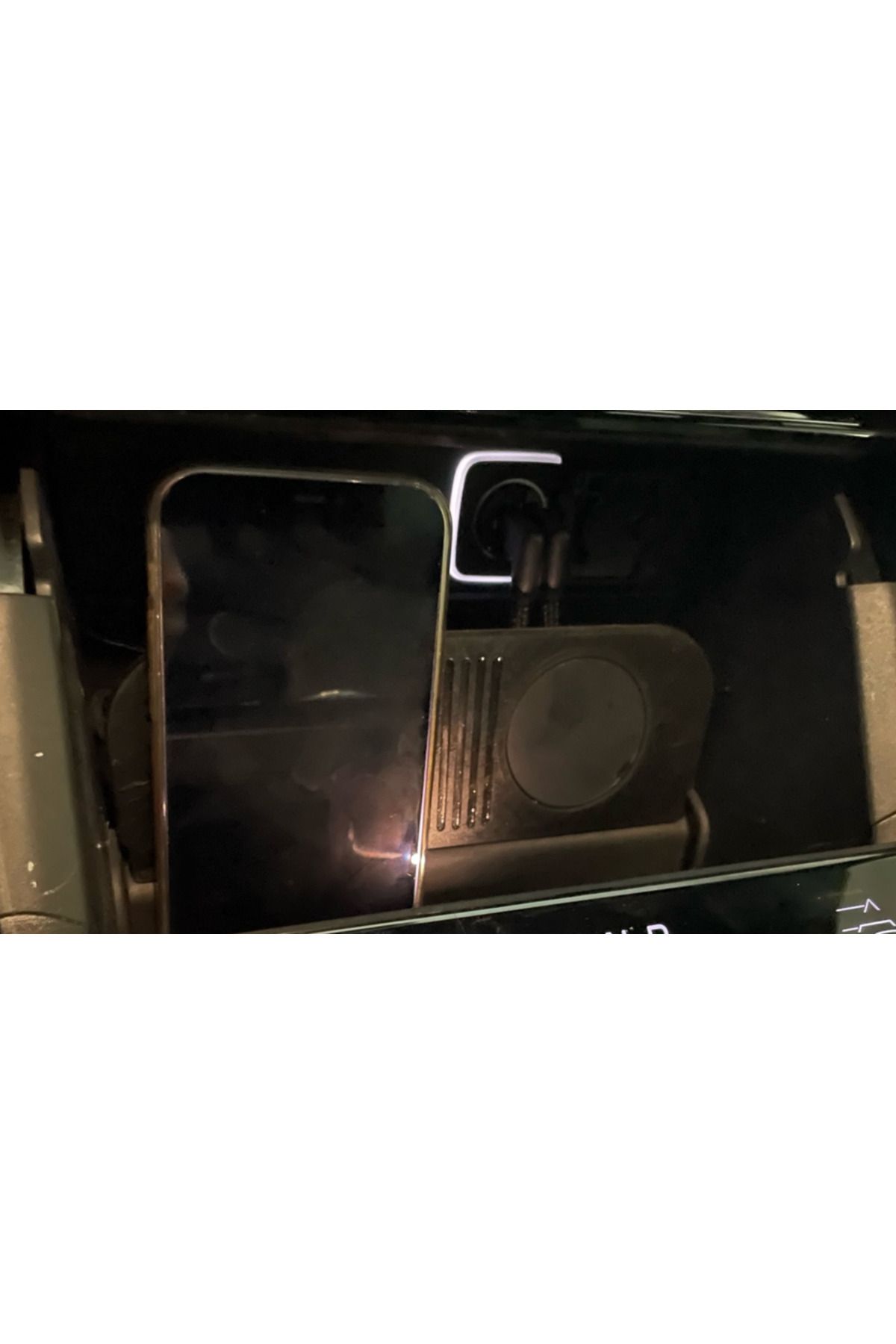 Lucest 2022+ Jeep Grand Cherokee Kablosuz Şarj Cihazı (Plastik Aparattır!!!)