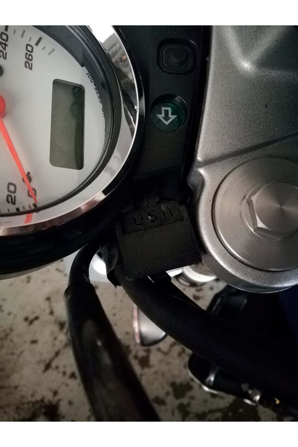 Lucest Kapılı Honda Hornet USB Şarj Cihazı (Plastik Aparattır!!!)