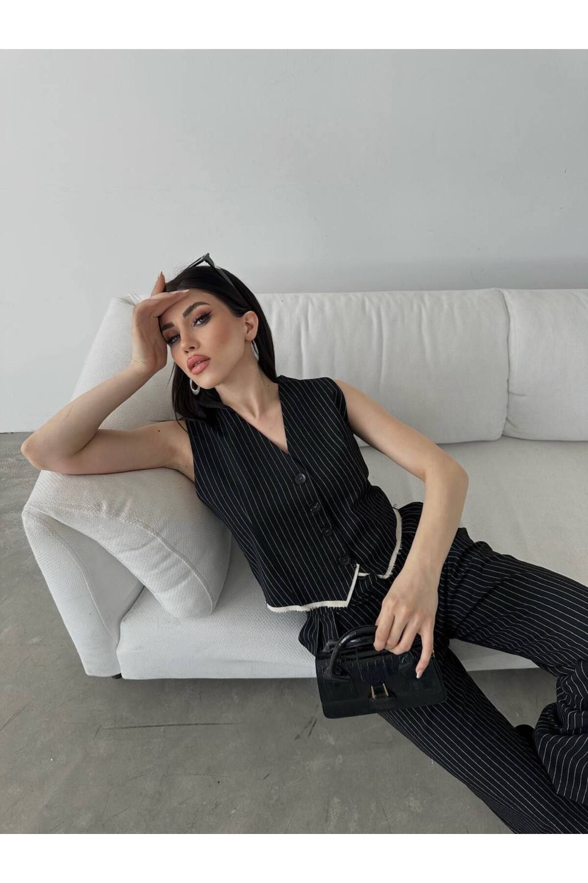 AYSİİ ASTARLİ ÖNÜ DÜĞMELİ KİSA YELEK