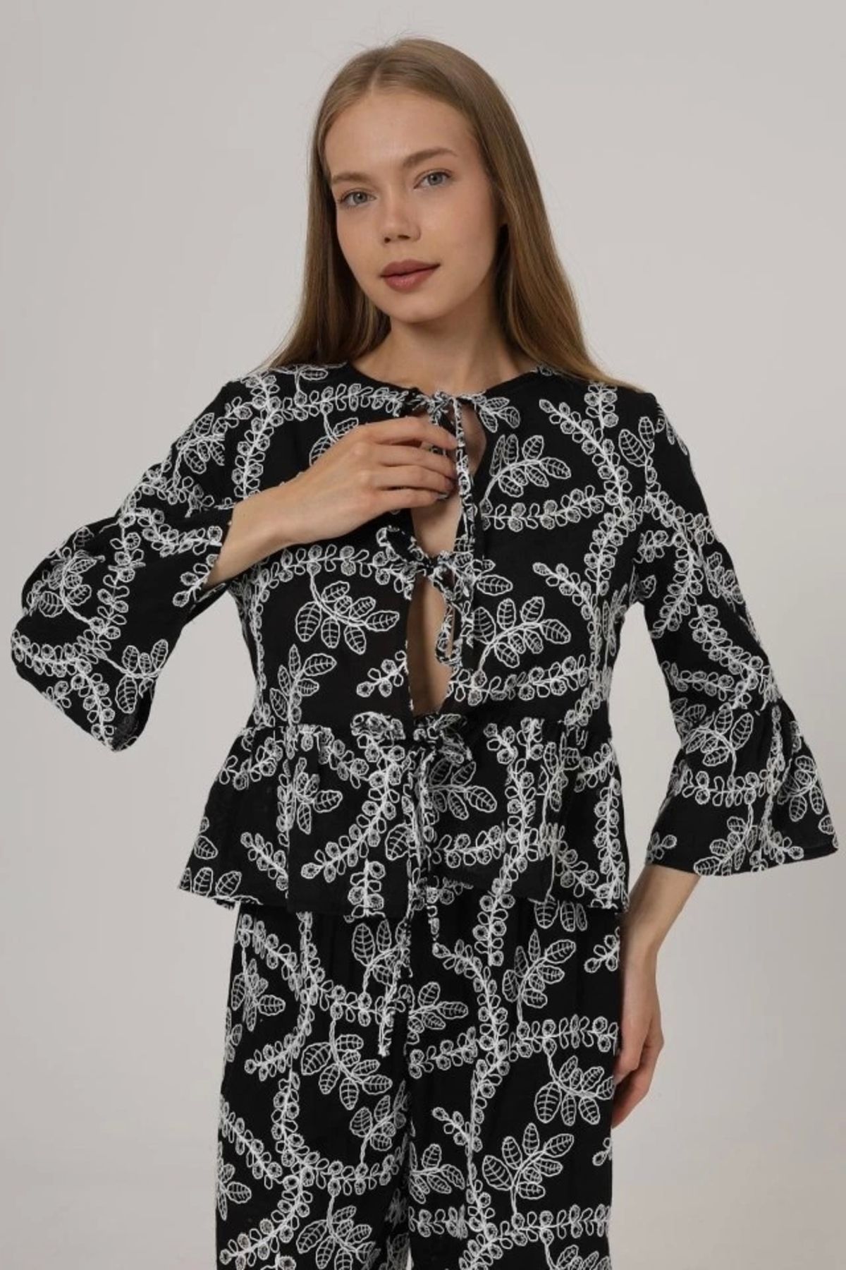 Butik Fiyonk Bağlamalı Brode Bluz - Siyah
