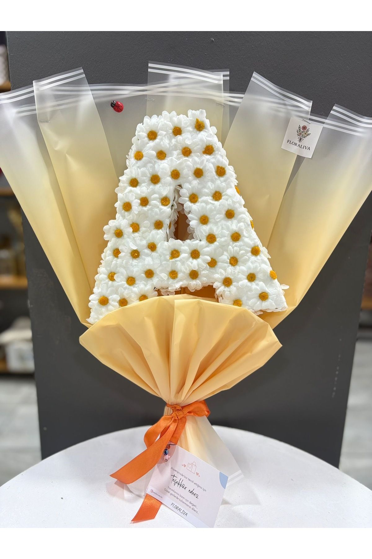 floraliva A HARFİ PAPATYA BUKETİ HARFLİ