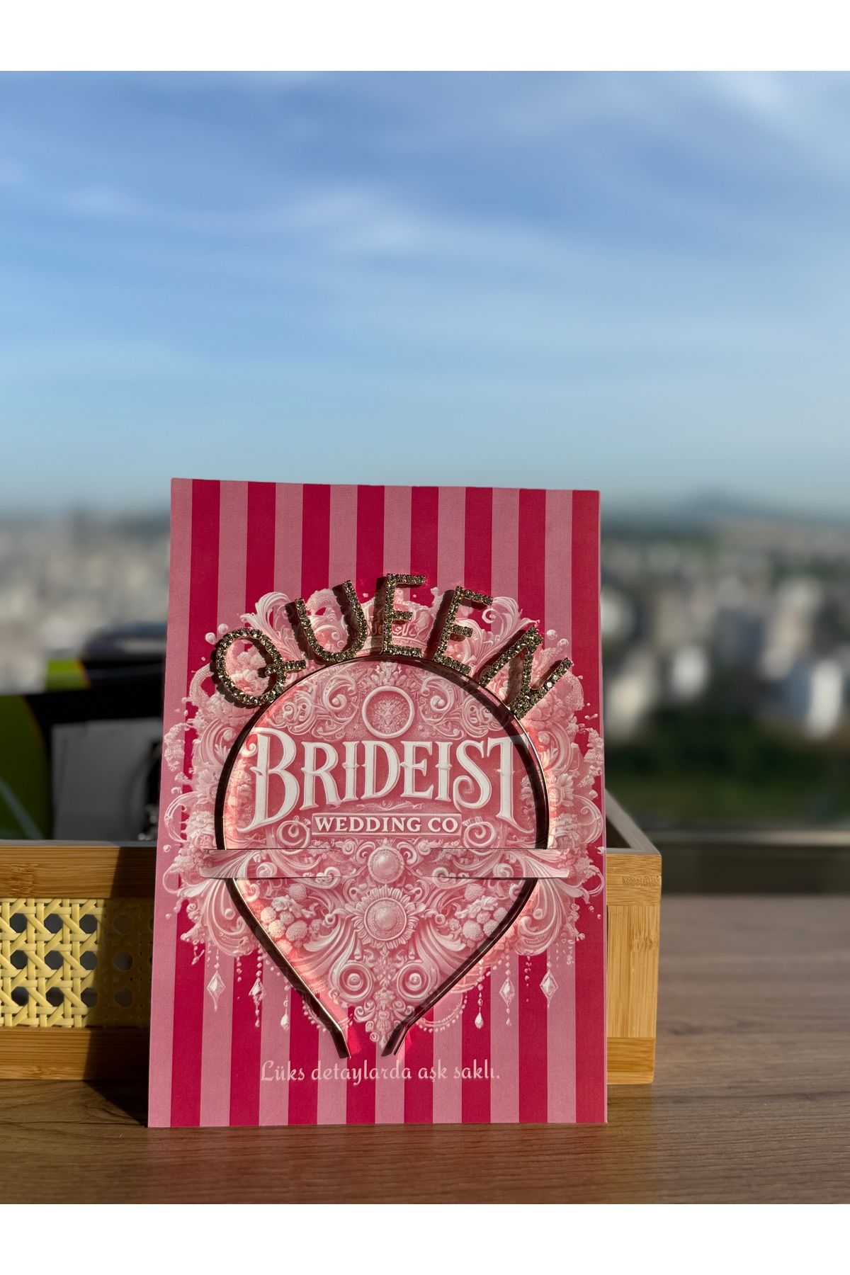BRIDEIST WEDDING CO Taşlı Queen Taç – Gold Metal Yazılı
