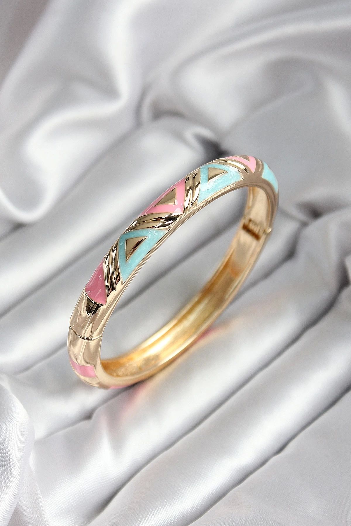 GLIMMERY Mineli Pirinç Mavi Ve Pembe Üçgen Desenli Gold Renk Kadın Kelepçe (çap 60 mm)