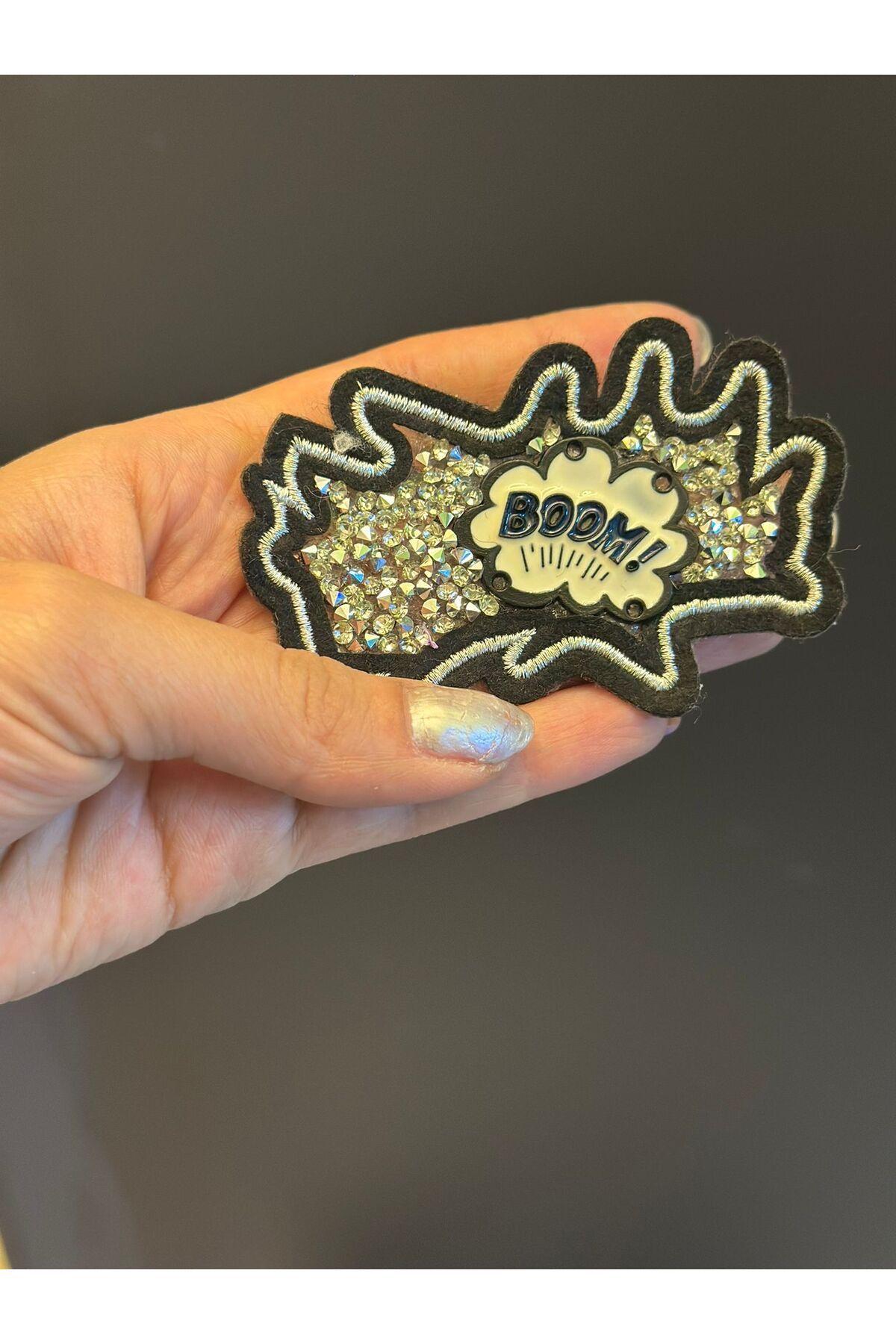 Gönülden Tasarım ÜTÜ İLE YAPIŞAN TAŞ İŞLEME BOOM YAZI ARMA 7X4 CM
