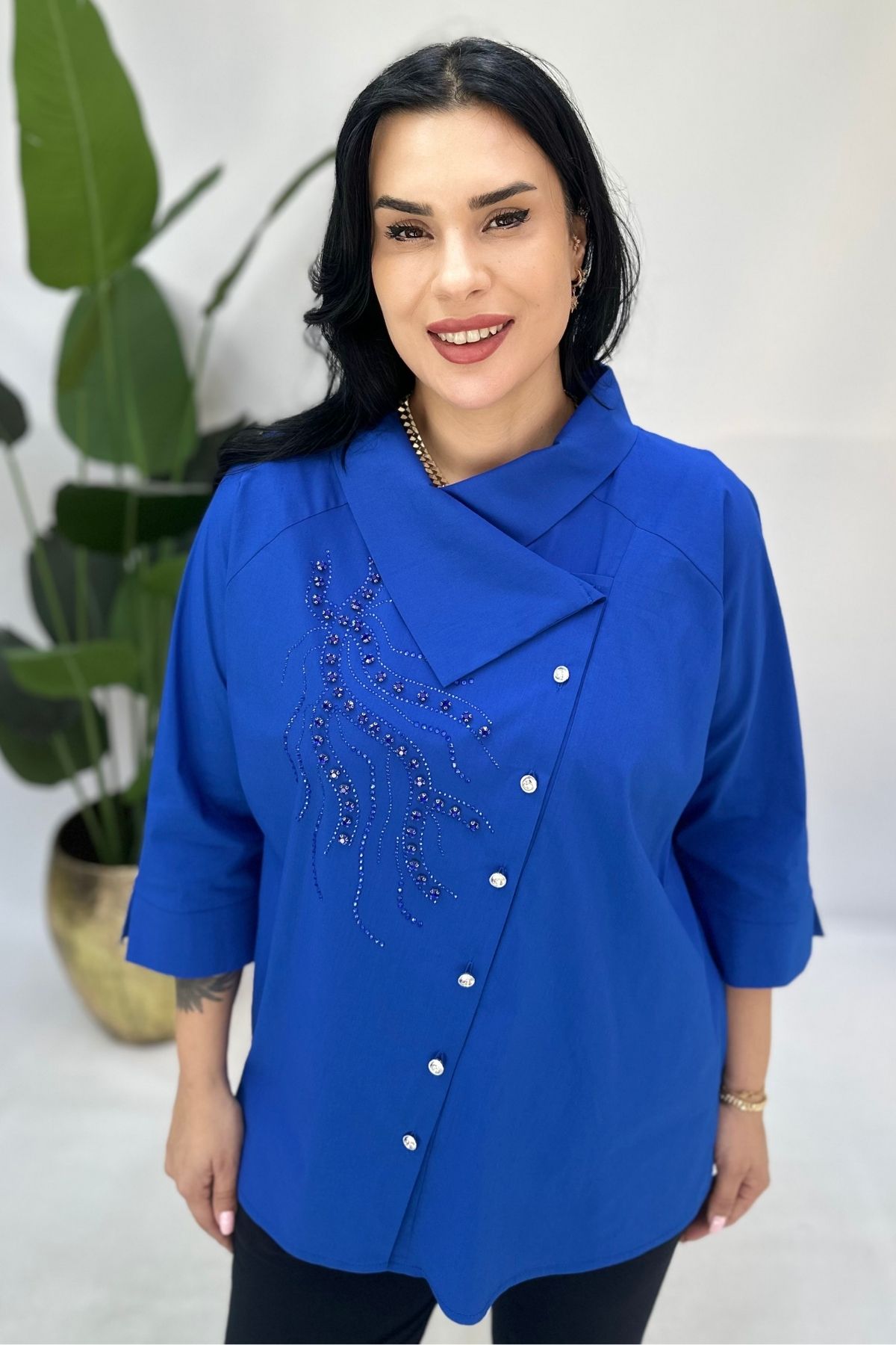 GÖKSEL YANDAN DÜĞMELİ SAKS POPLİN BLUZ BÜYÜK BEDEN