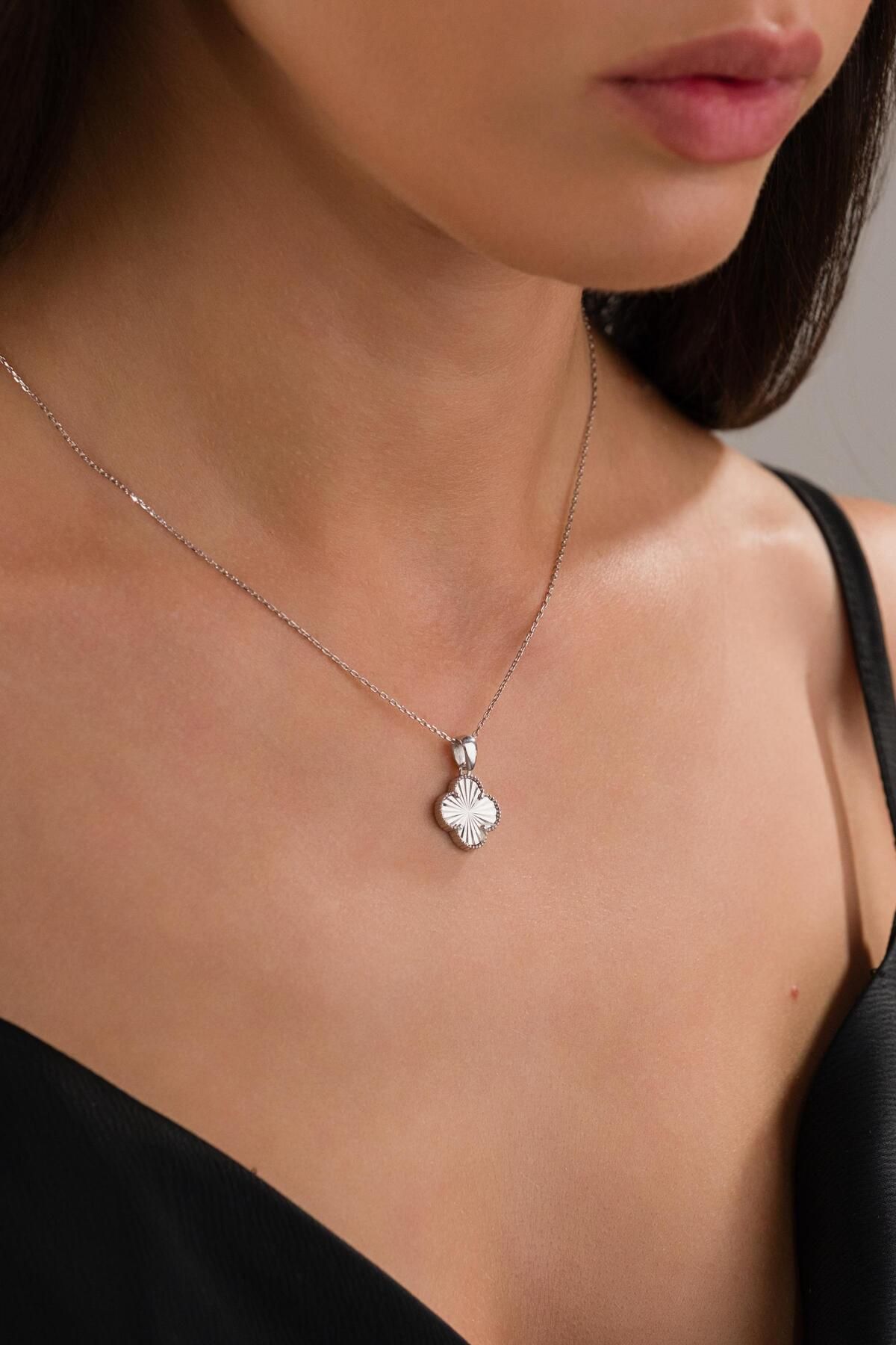 Tmt Silver Gümüş Rodumlu Yonca Lazer Kalem İşlemeli Kolye