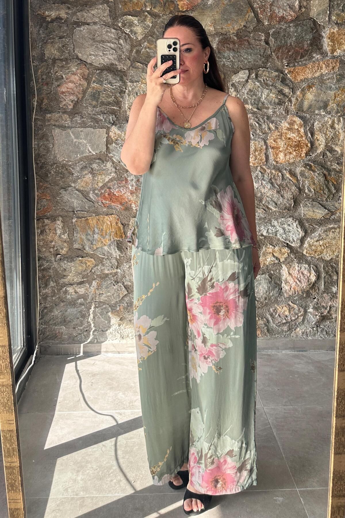 Mine Sabuncuoğlu Flora Desenli Saten Takım Yeşil