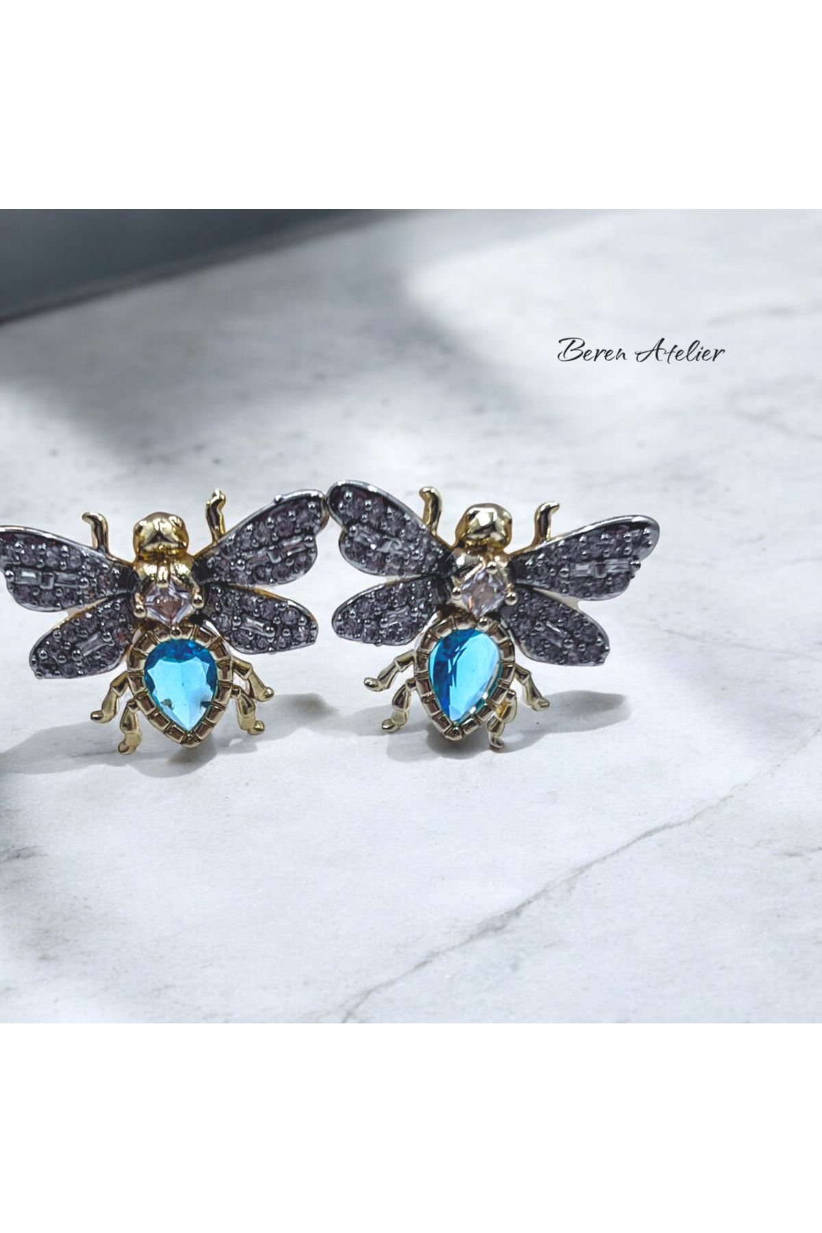 ATELİER BEREN Bee Spark – Renkli Taşlı Arı Formlu Altın Kaplama Küpe ( Yeşil Ve Mavi Taşlı )