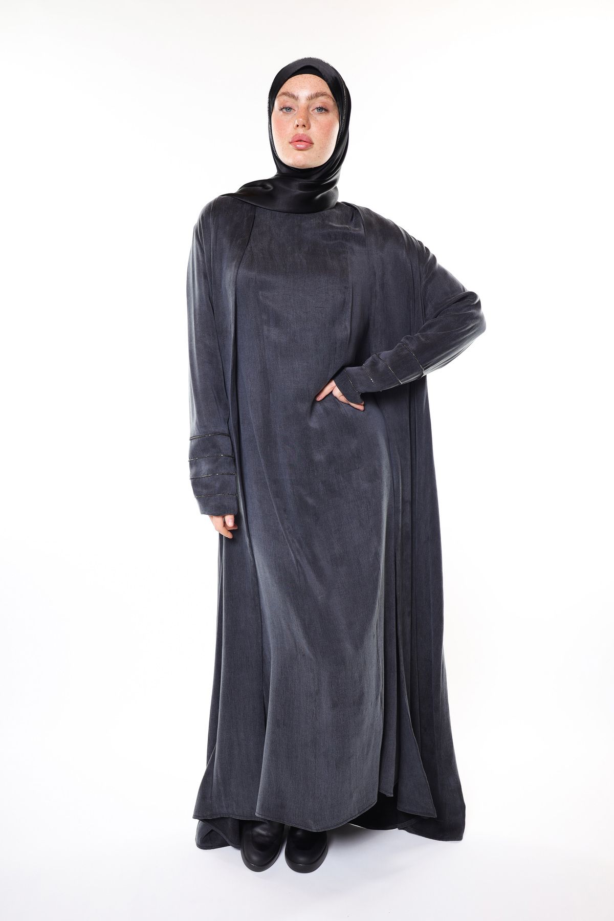 HARİKA WEAR Kobra Kumaş Siyah Takım – Lüks ve Modern Tesettür Şıklığı 3 parça (Abaya - Elbise - Eşarp )