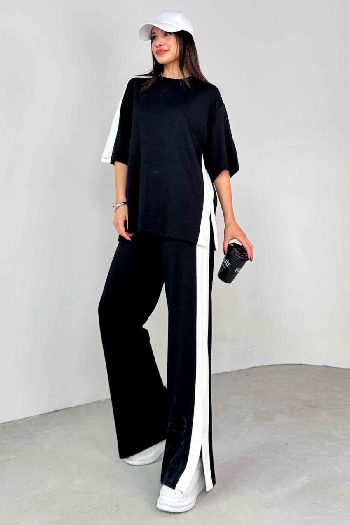 Cappmoda TKM-13307 Siyah Şerit Detaylı Oversize Tişört & Cepli Salaş Pantolon İkili Takım