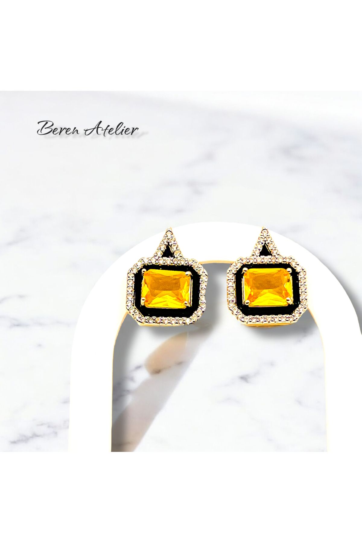 ATELİER BEREN Solar Gem – Sarı Taşlı Siyah Çerçeveli Işıltılı Küpe