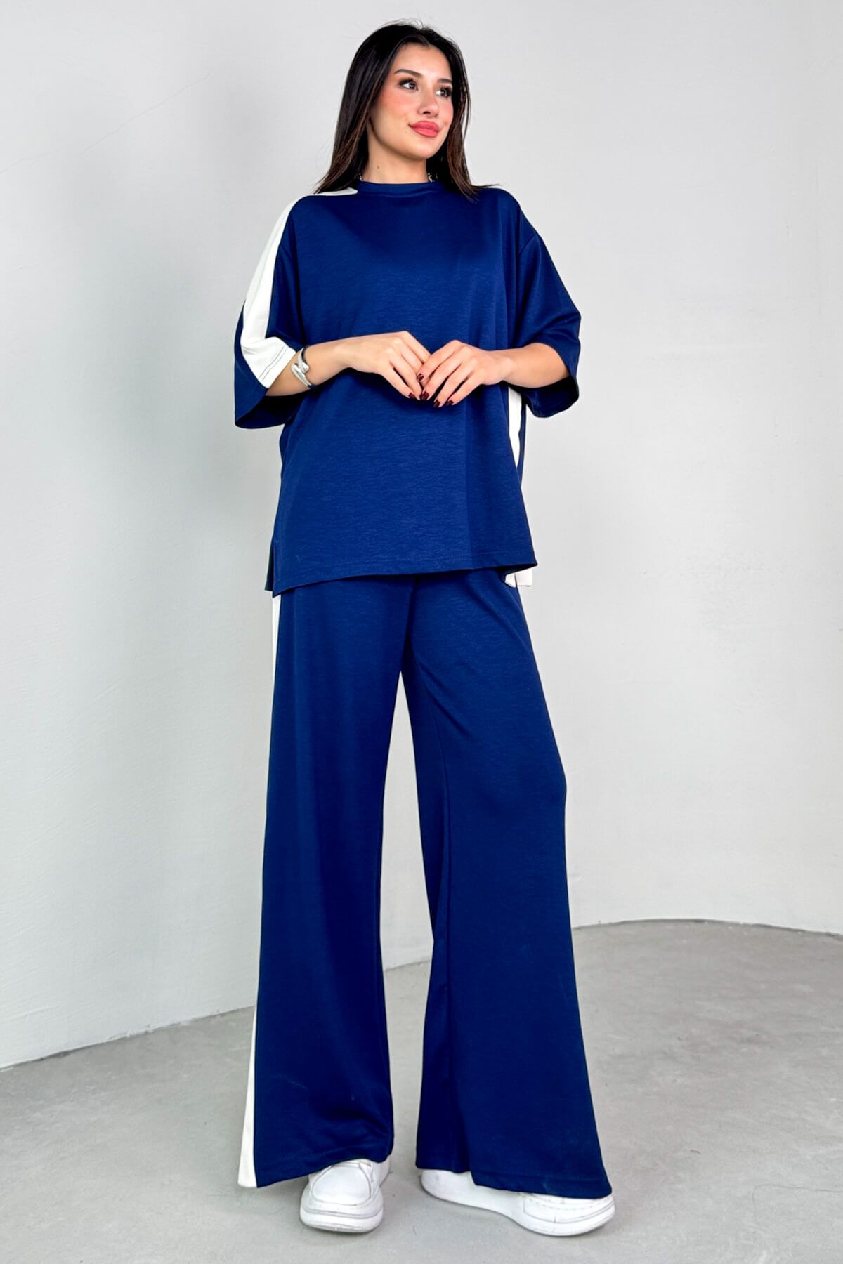 Cappmoda TKM-13307 Lacivert Şerit Detaylı Oversize Tişört & Cepli Salaş Pantolon İkili Takım