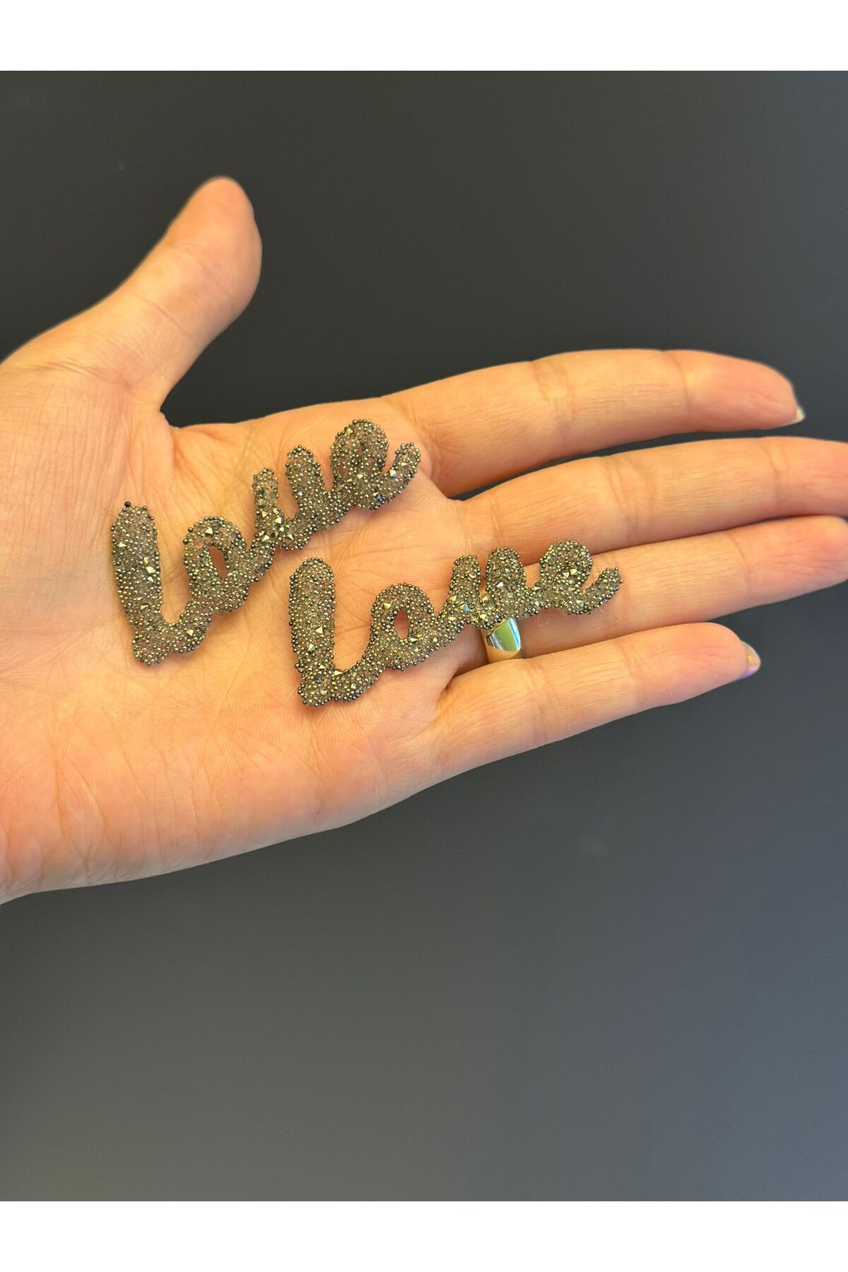 Gönülden Tasarım 2 Lİ LOVE YAZILI ÜTÜ İLE YAPIŞAN TAŞLI ARMA SET 4X2 CM