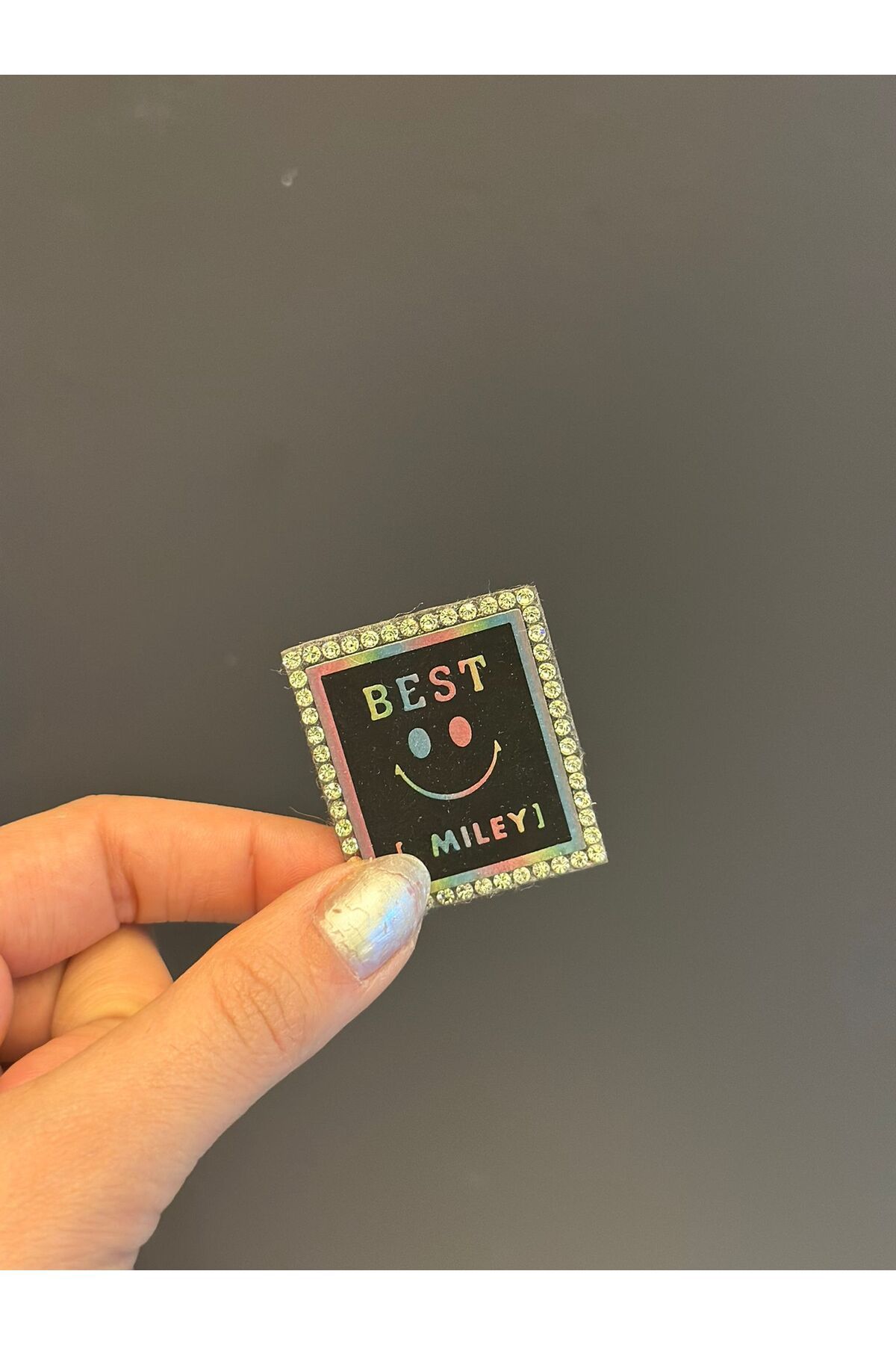 Gönülden Tasarım ÜTÜ İLE YAPIŞAN BEST YAZILI GÜLEN SURAT TAŞLI ARMA 3X2,5 CM