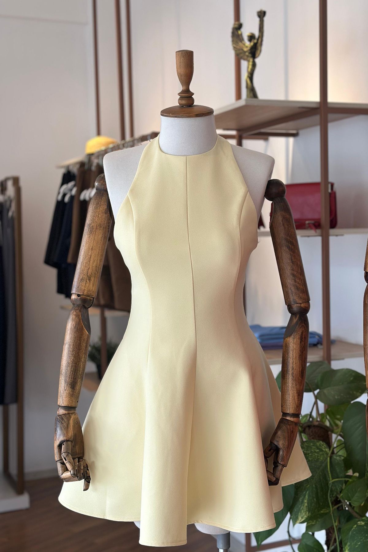 Unique Boutique Sarı Volanlı ve Cepli Boyundan Askılı Elbise