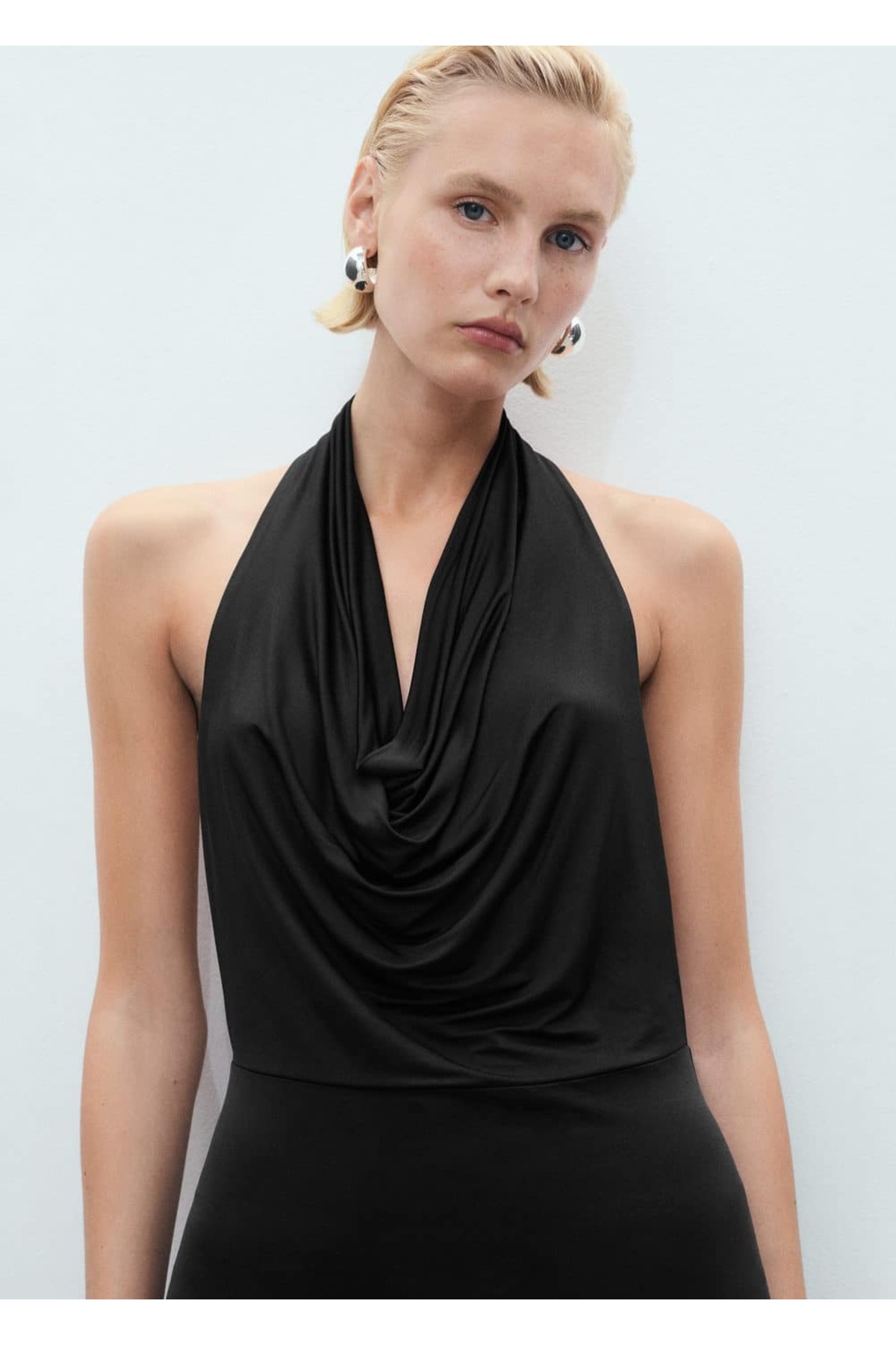 Sırtı açık drape elbise