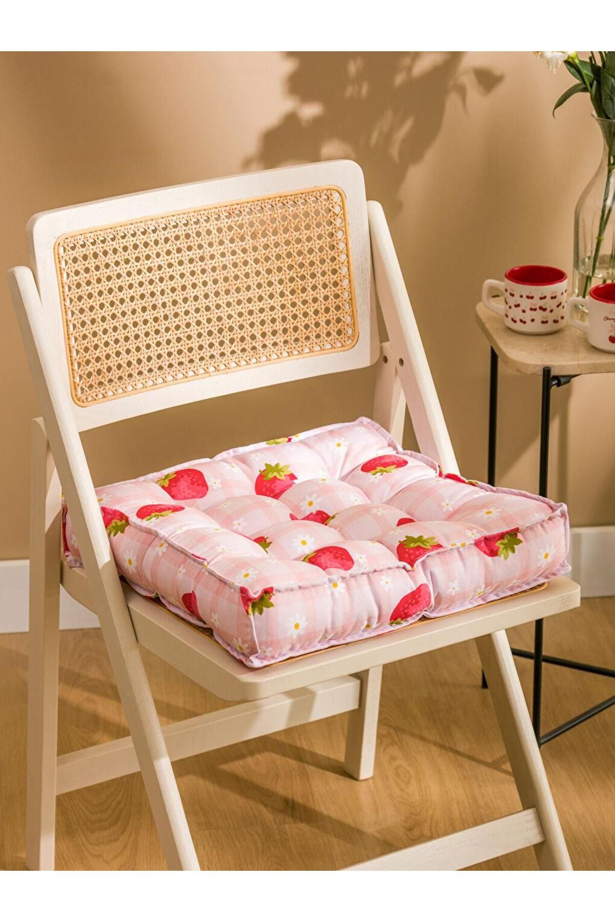 LC Waikiki Çilek Baskılı Minder 40x40 cm (S5)