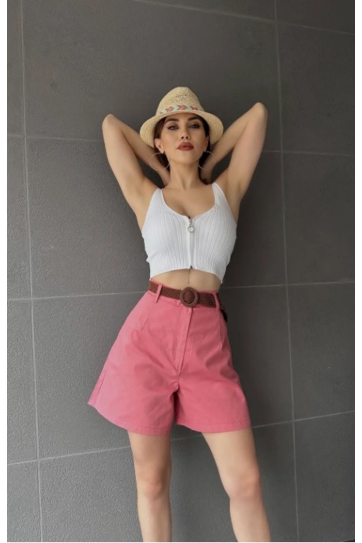 Bellanca Gül Kurusu Kemerli Mom Şort