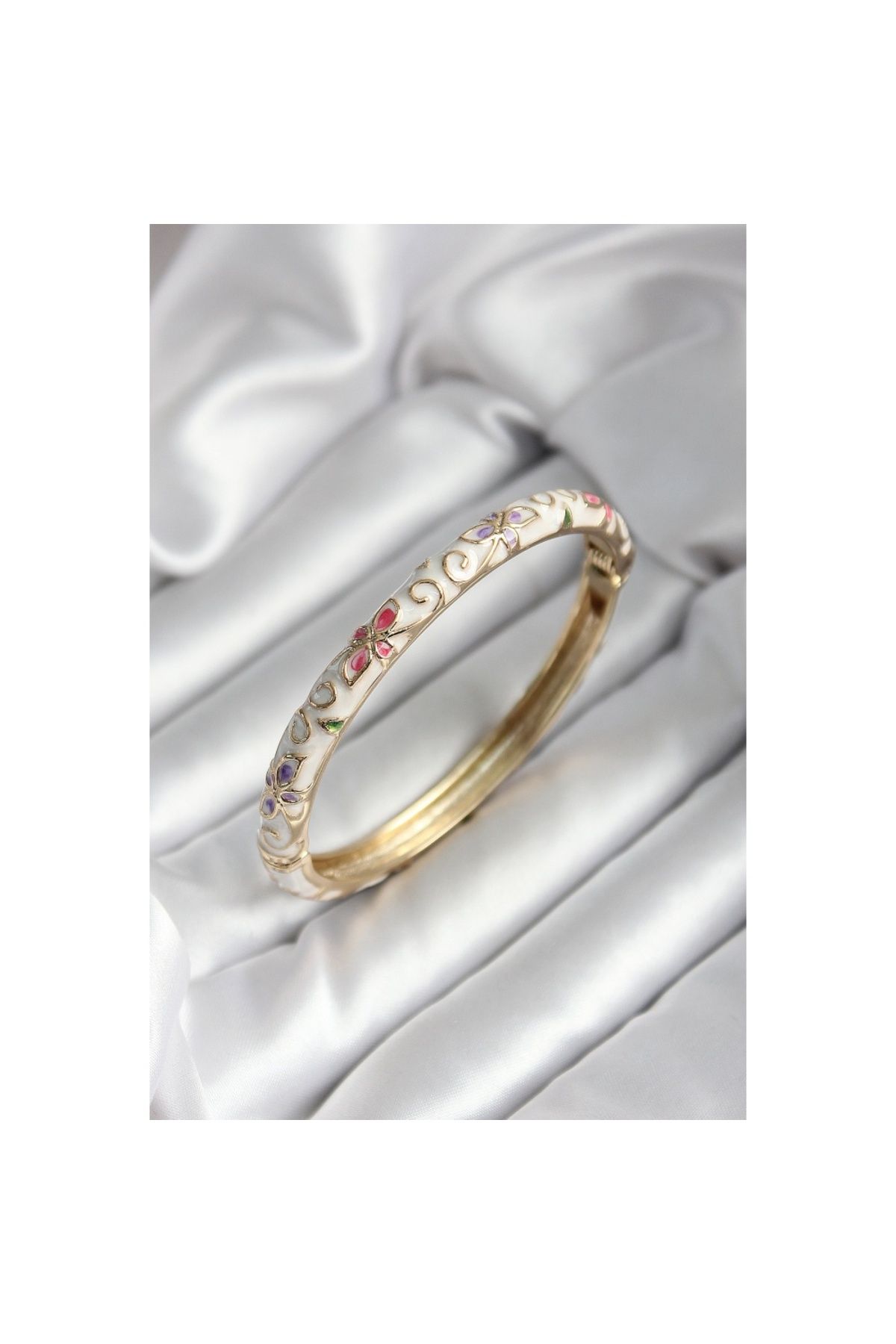 Findit Mineli Pirinç Beyaz Çiçek Desenli Gold Renk Kadın Kelepçe (çap 60 mm)