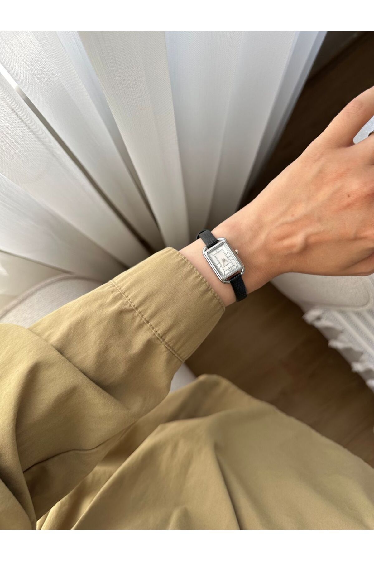 MERW Abby Model Siyah Gümüş Renk Deri Kordon Vintage Retro Seri Kadın Kol Saati