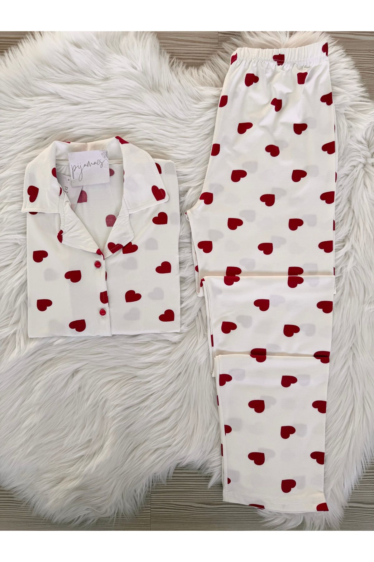 Pijamacs Ekru Üzerine Kırmızı Kalp Desenli Kısa Kol Milan Pijama Takımı