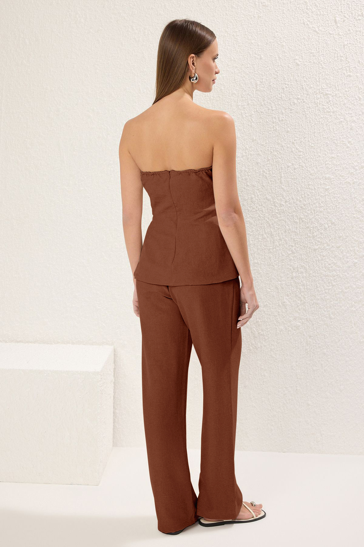 Trendyolmilla  Kahverengi Keten Görünümlü Straplez Bluz ve Pantolon Dokuma Alt-Üst Takım TWOSS25AU00092 - Görsel 4