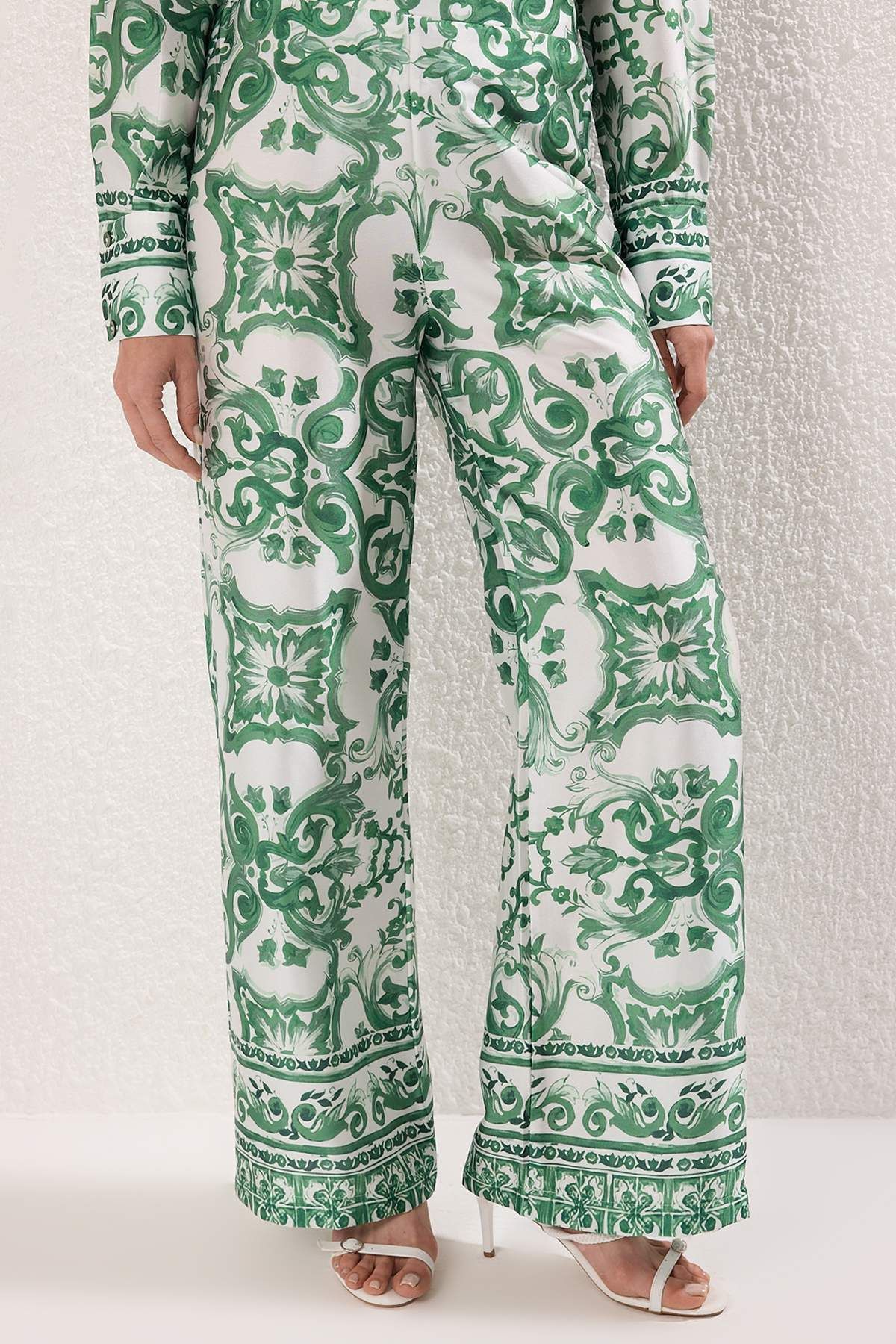 Trendyol Modest-Mintfarbenes, gemustertes, gewebtes Satin-Unter- und Oberteil-Set TCTAW25US00081 3